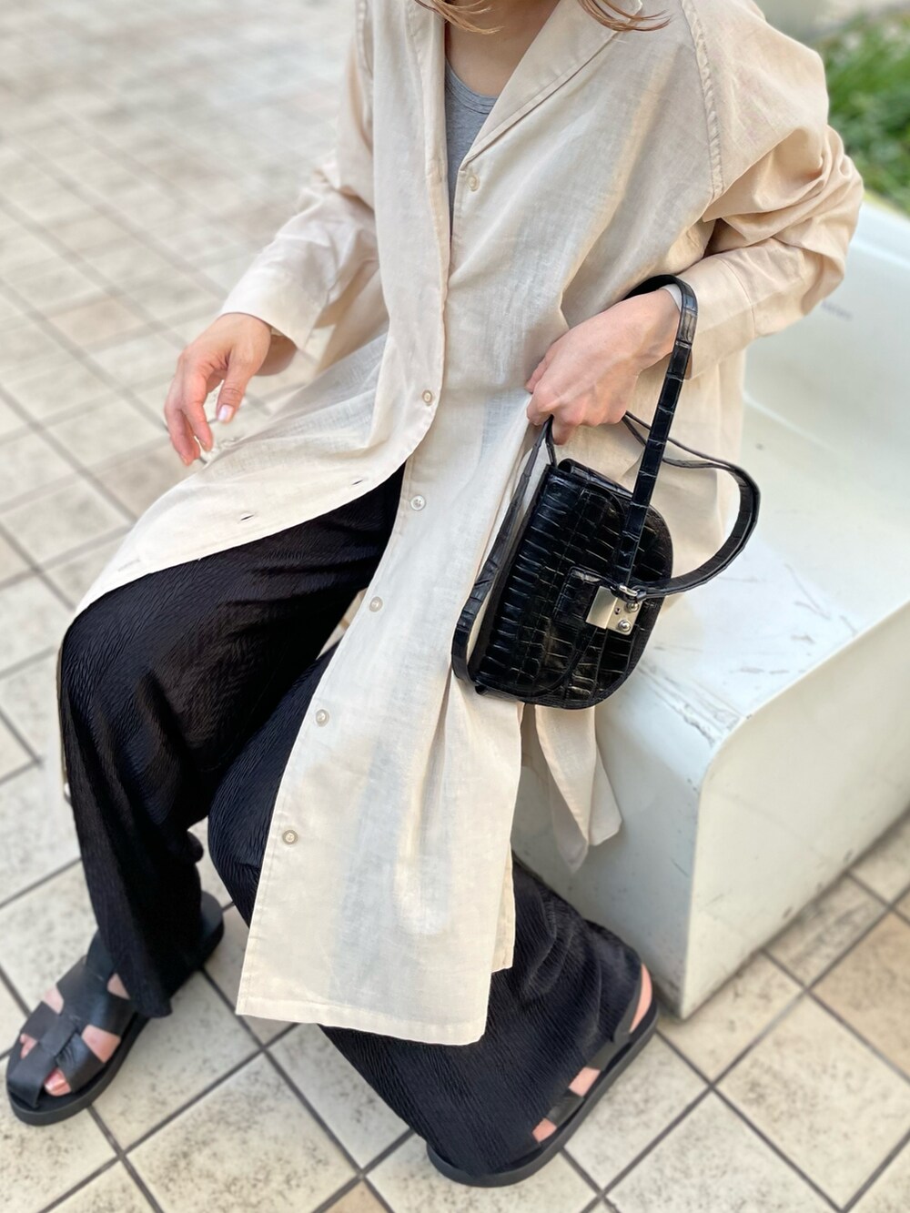 ベージュ系のシャツ/ブラウス、ブラック系のその他パンツを着用したレディースの春コーディネートの2枚目の写真