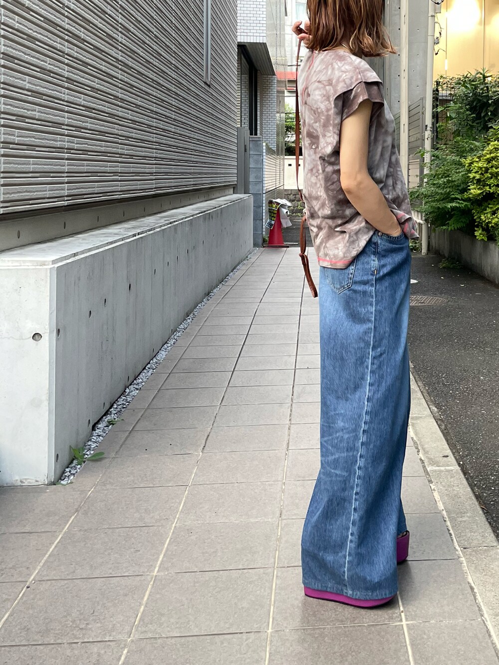 ブラウン系のTシャツ/カットソーを着用したレディースの夏コーディネートの4枚目の写真