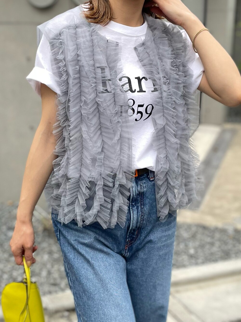 「春夏コーデ、夏コーデ、カジュアル、シアートップス、フリルベスト、ベスト、レイヤードスタイル、mivialoca、休日スタイル、チュール、チュールトップス、ロゴT、FRUIT OF THE LOOM、韓国ファッション、フリル」｜「mi via locaのシアーチュール フリルベスト（ベスト、グレー系）」を使った、cocoさん（レディース・154cm）の春コーディネートの4枚目の写真