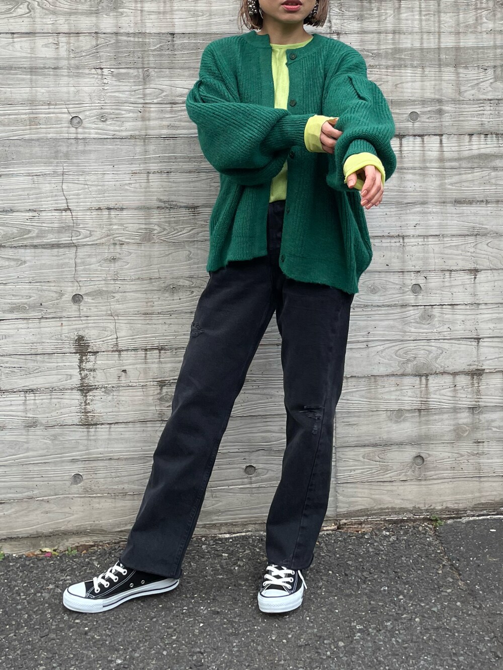 グリーン系のカーディガン/ボレロ、グリーン系のTシャツ/カットソー、ブラック系のスニーカーを着用したレディースの春コーディネートの2枚目の写真