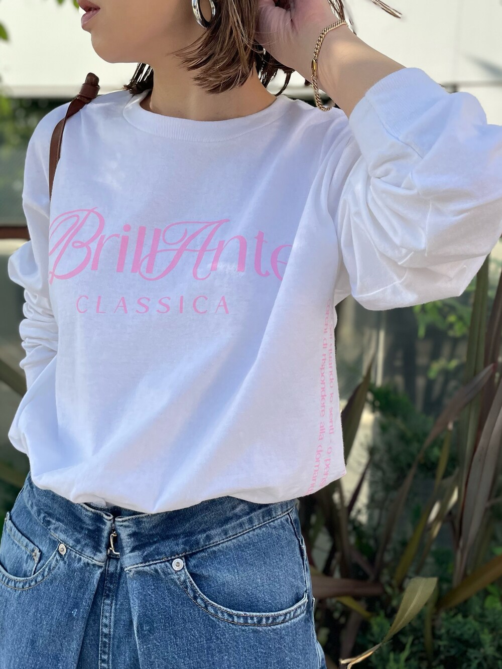 ホワイト系のTシャツ/カットソーを着用したレディースの春コーディネートの3枚目の写真