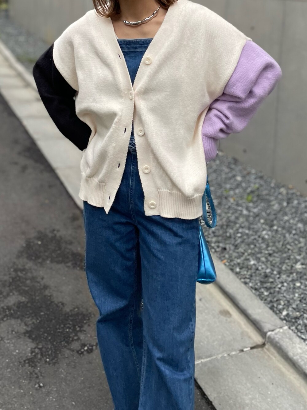 「カーディガン、ニット、カジュアルコーデ、カジュアル、スニーカーコーデ、mi via loca、mivialoca、休日スタイル、春コーデ、春服、春色、プチプラ」｜「mi via locaのロゴアップリケ春ニットカーディガン（カーディガン/ボレロ、ホワイト系）」を使った、cocoさん（レディース・154cm）の冬コーディネートの4枚目の写真