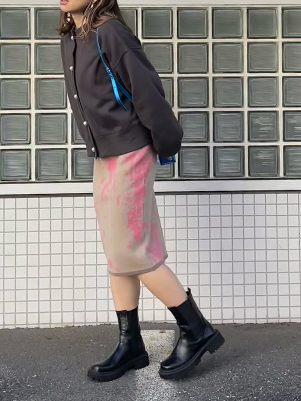 「ボアフリース、柄スカート、柄ニット、冬コーデ、パールボタン、パール付きトップス、ロゴスウェット、キカガク柄、mi via loca、休日スタイル、ニット、ニットスカート」｜「mi via locaのパールボタン 【裏ボア】スウェット ２WAYロゴカーディガン（スウェット、ブラック系）」を使った、cocoさん（レディース・154cm）の冬コーディネートの4枚目の写真