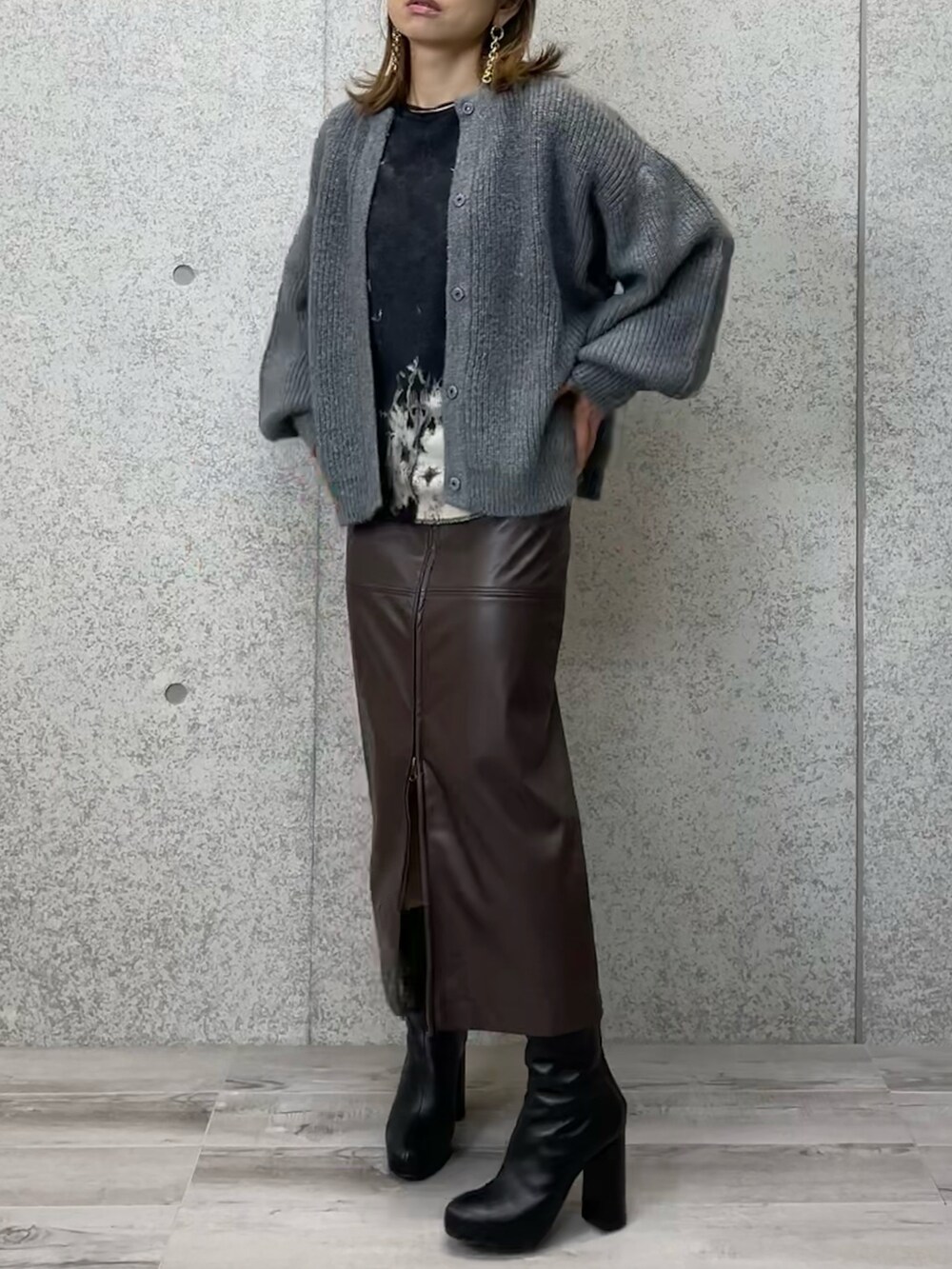 グレー系のカーディガン/ボレロ、ブラック系のTシャツ/カットソー、シルバー系のスカートを着用したレディースの秋コーディネートの2枚目の写真