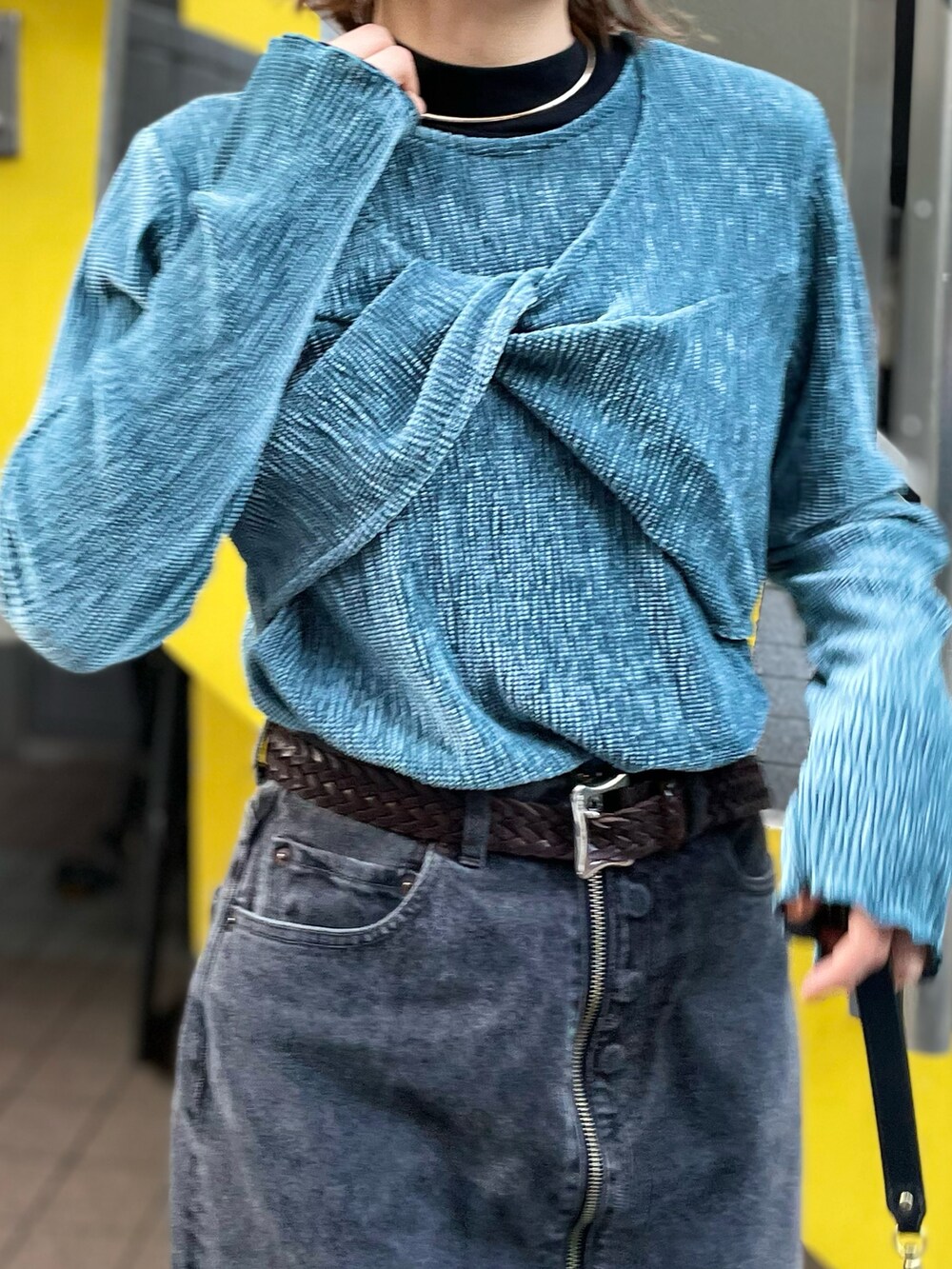 ブルー系のベスト、ブルー系のTシャツ/カットソーを着用したレディースの秋コーディネートの4枚目の写真