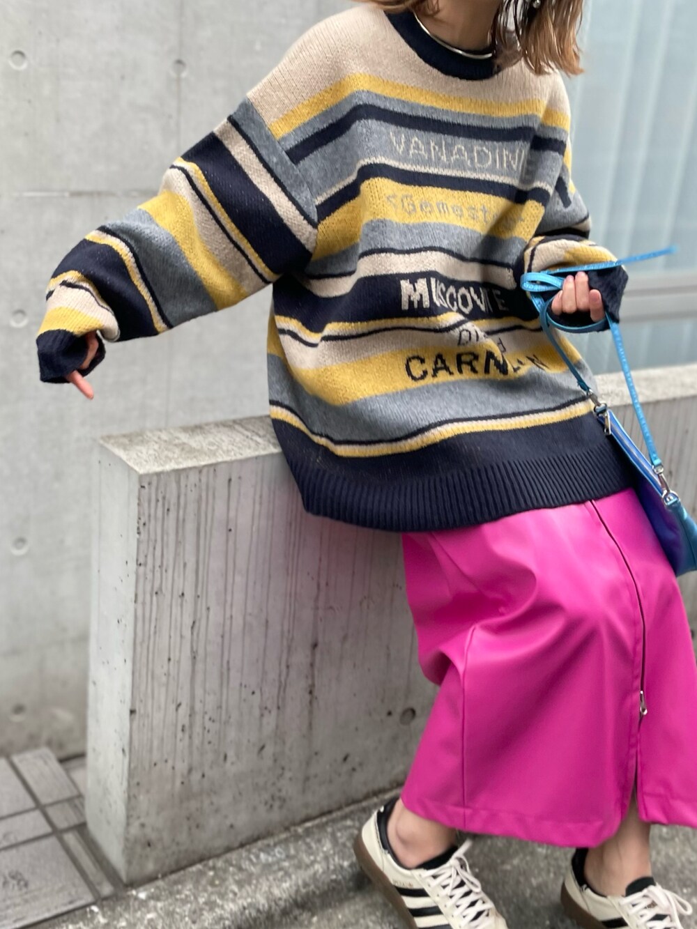 「春コーデ、ニット、ボーダー、ロゴニット、マルチボーダー、カジュアル、カジュアルコーデ、休日スタイル、mi via loca、mivialoca、カラースカート、ピンク、スニーカーコーデ、プチプラ、ピンクコーデ」｜「mi via locaのマルチボーダーロゴ BIGジャガードニット（ニット/セーター、ブルー系）」を使った、cocoさん（レディース・154cm）の春コーディネートの2枚目の写真