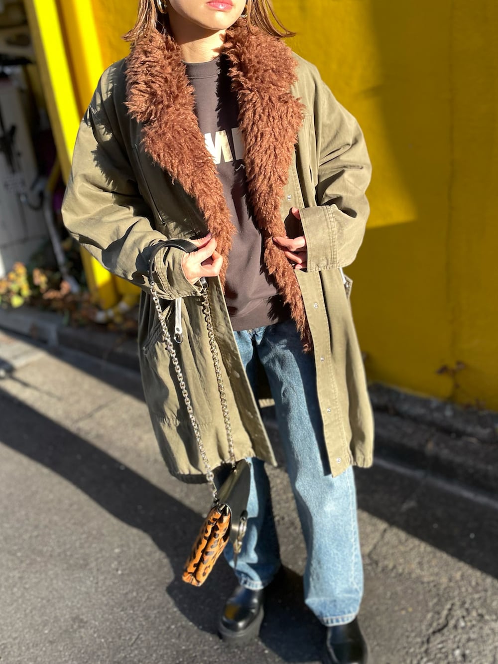 ブラウン系のベスト、ブラック系のスウェットを着用したレディースの冬コーディネートの5枚目の写真