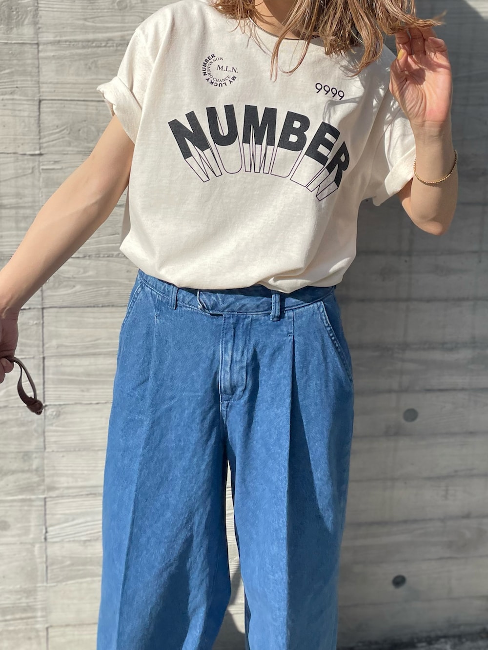 「春夏コーデ、ロゴT、大人カジュアル、シンプルコーデ、休日スタイル、デニムコーデ、mi via loca、mivialoca、夏コーデ、NIKE AIR MAX KOKO、ストリート、韓国ファッション」｜「mi via locaのGILDAN ナンバーロゴ半袖Tシャツ 【PT NO. MVL027 ※2A】（Tシャツ/カットソー、ベージュ系）」を使った、cocoさん（レディース・154cm）の春コーディネートの4枚目の写真
