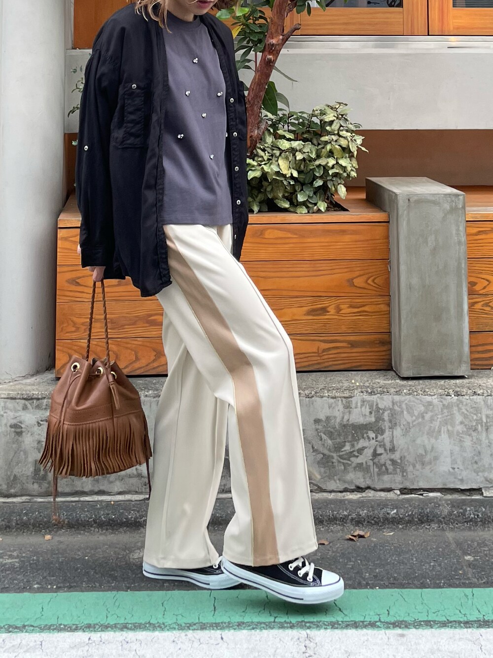 ブラック系のTシャツ/カットソー、ホワイト系のその他パンツ、ブラック系のシャツ/ブラウスを着用したレディースの春コーディネートの3枚目の写真