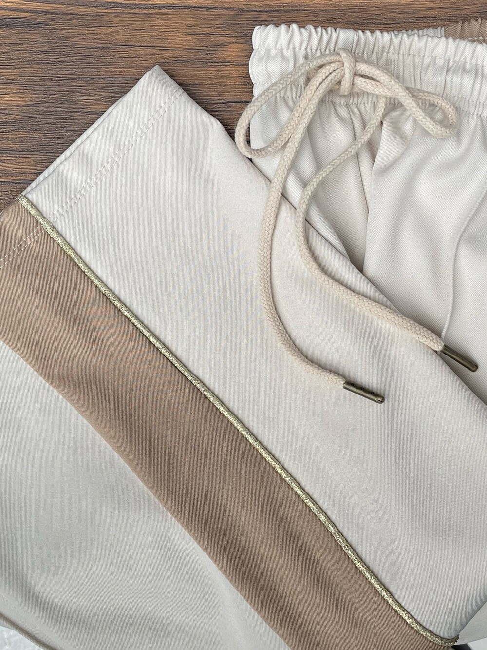 ホワイト系のその他パンツ、ブルー系のTシャツ/カットソー、ブラック系のスニーカーを着用したレディースの春コーディネートの5枚目の写真