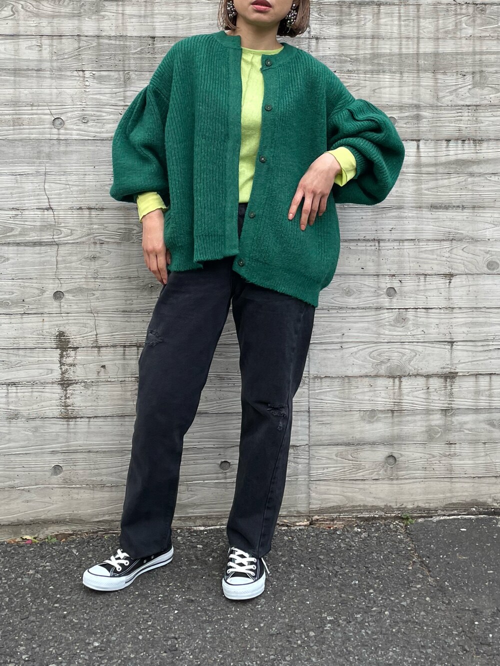 グリーン系のカーディガン/ボレロ、グリーン系のTシャツ/カットソー、ブラック系のスニーカーを着用したレディースの春コーディネートの3枚目の写真