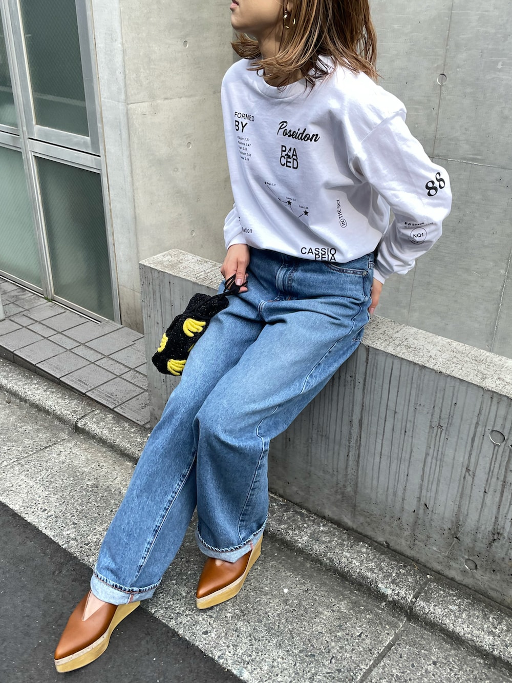 「春のNewスタイル、春コーデ、デニムコーデ、カジュアル、休日スタイル、ロンT、シンプルコーデ、Gildan、mivialoca、mi via loca、大人カジュアル、淡色コーデ、春色」｜「mi via locaのGILDAN カシオペアロゴロンT 【PT NO. MVL029 ※2A】（Tシャツ/カットソー、ホワイト系）」を使った、cocoさん（レディース・154cm）の春コーディネートの2枚目の写真