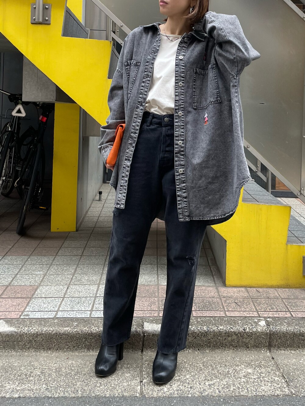 ブラック系のシャツ/ブラウスを着用したレディースの冬コーディネートの5枚目の写真