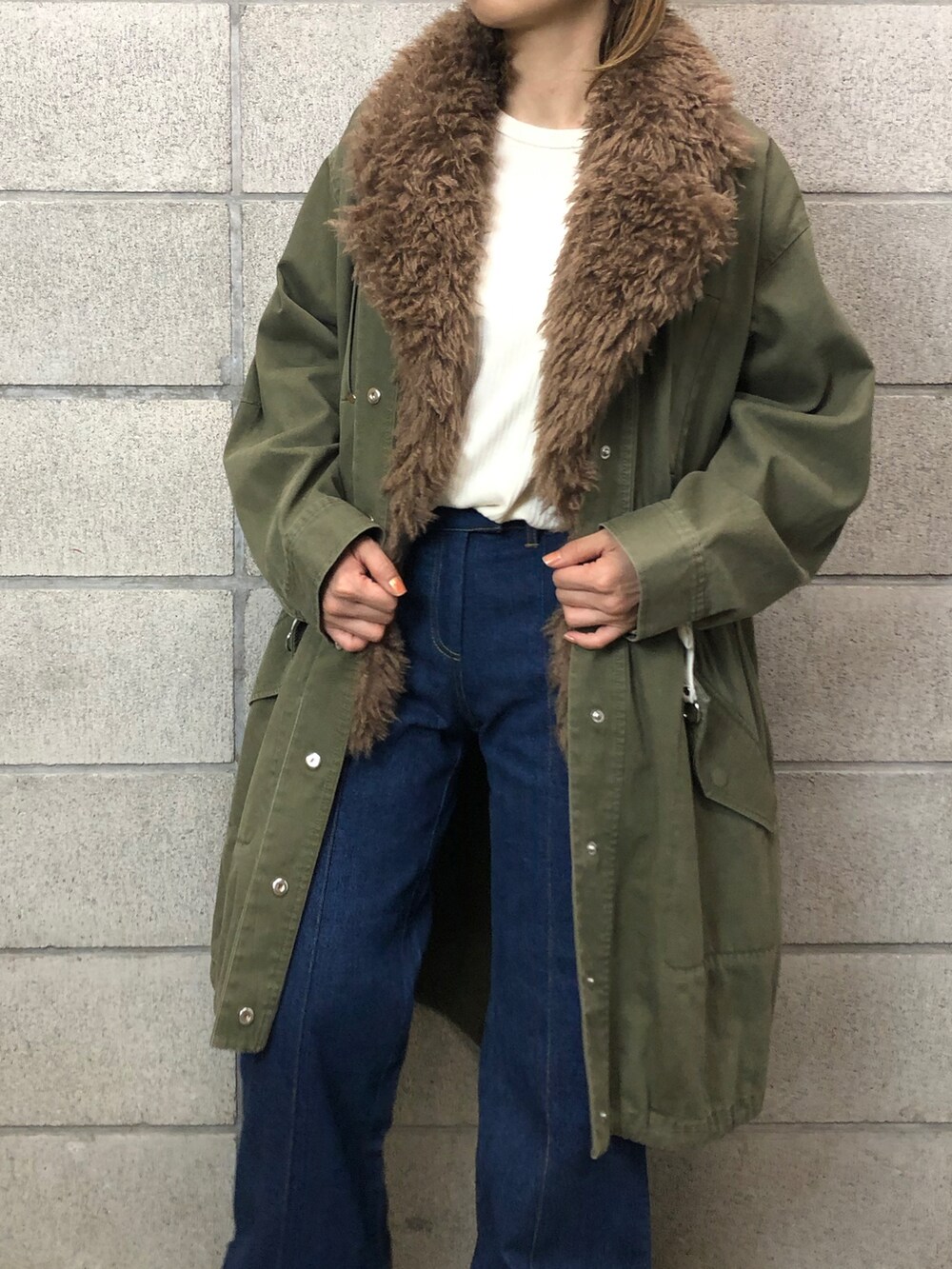 ブラウン系のベストを着用したレディースの秋コーディネートの2枚目の写真