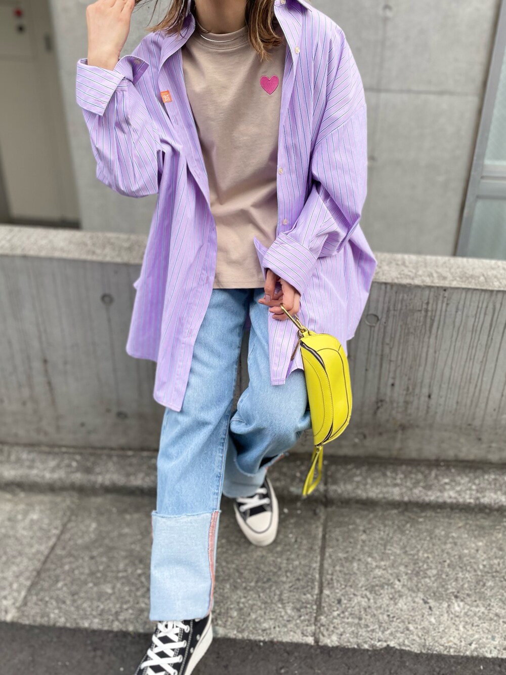 「大人カジュアル、休日スタイル、ストライプ、ビッグシルエット、シャツ、ハート、mi via loca、mivialoca、レイヤードスタイル、シャツスタイル、春色、ピンク」｜「mi via locaのストライプBIGシャツ（シャツ/ブラウス、ピンク系）」を使った、cocoさん（レディース・154cm）の春コーディネートの3枚目の写真