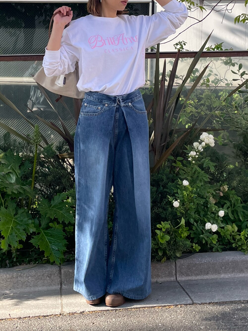 ホワイト系のTシャツ/カットソーを着用したレディースの春コーディネートの2枚目の写真