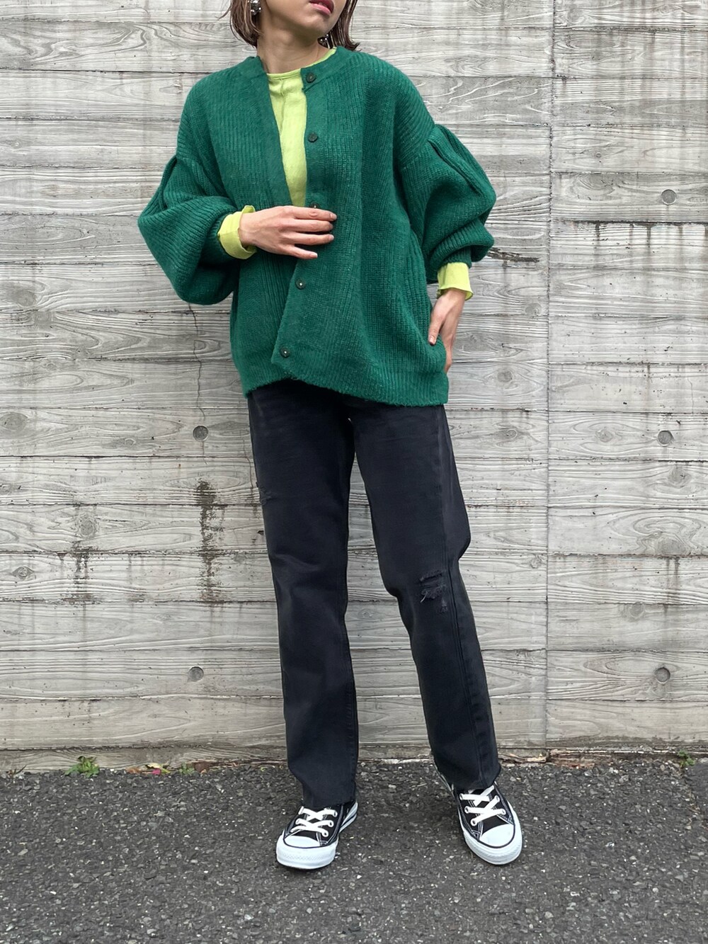 グリーン系のカーディガン/ボレロ、グリーン系のTシャツ/カットソー、ブラック系のスニーカーを着用したレディースの春コーディネートの4枚目の写真
