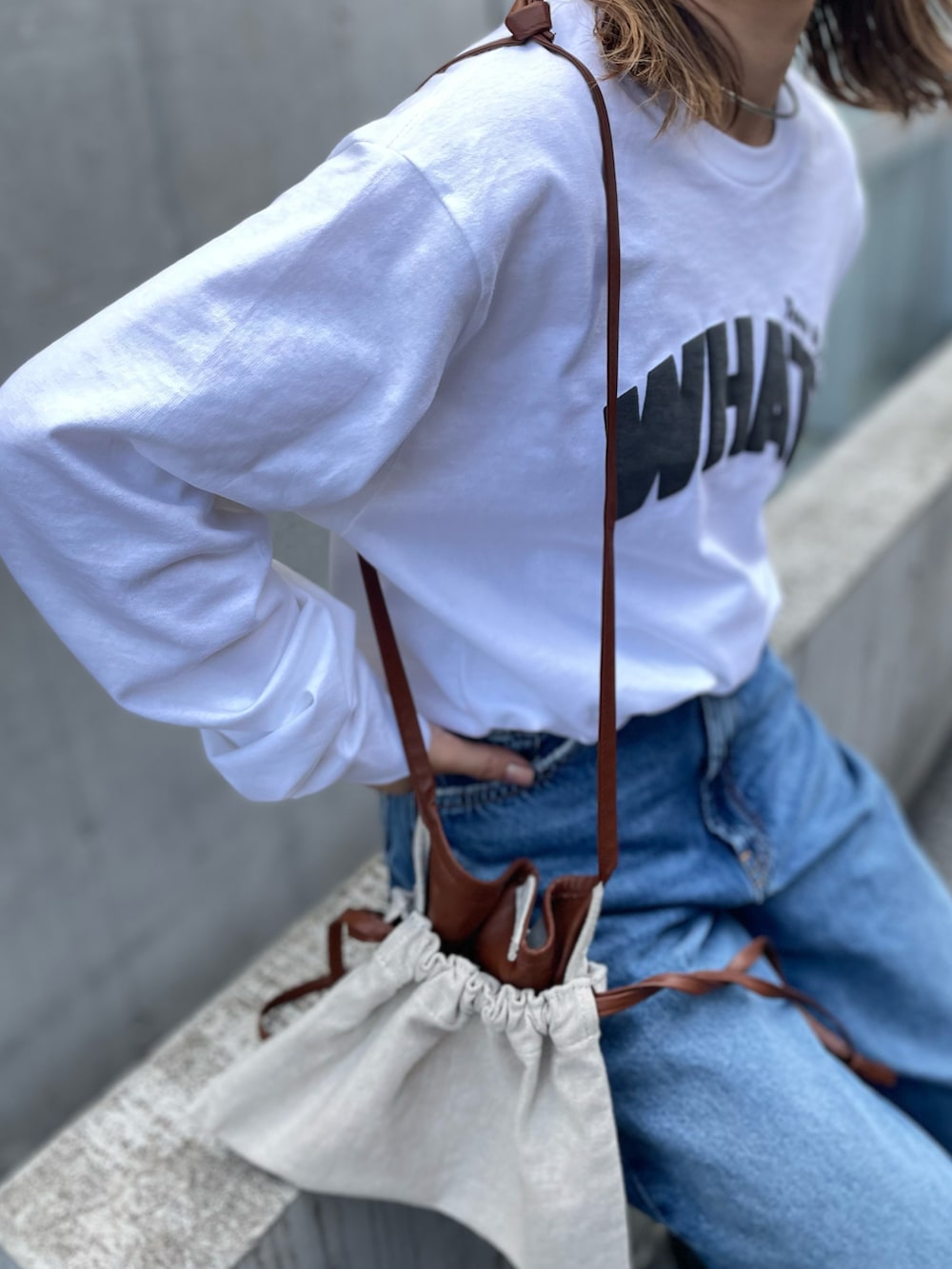 「ロンT、ロゴT、シンプルコーデ、カジュアル、休日スタイル、春夏コーデ、NIKE AIR MAX KOKO、mi via loca、mivialoca」｜「mi via locaのGILDAN 発泡プリント WHAT?ロゴロンT【PT NO. MVL036 ※2A】（Tシャツ/カットソー、ホワイト系）」を使った、cocoさん（レディース・154cm）の春コーディネートの2枚目の写真