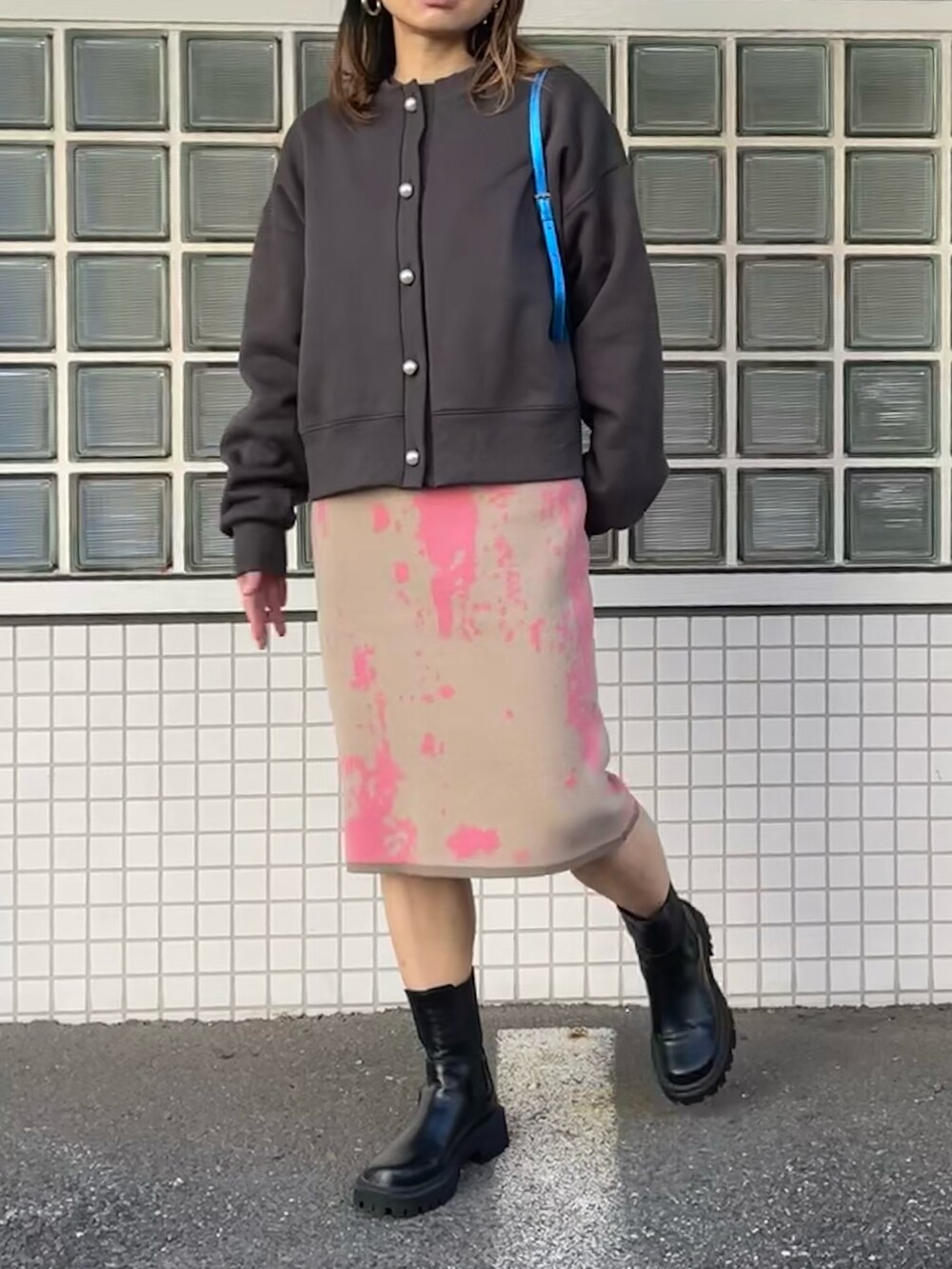 「ボアフリース、柄スカート、柄ニット、冬コーデ、パールボタン、パール付きトップス、ロゴスウェット、キカガク柄、mi via loca、休日スタイル、ニット、ニットスカート」｜「mi via locaのパールボタン 【裏ボア】スウェット ２WAYロゴカーディガン（スウェット、ブラック系）」を使った、cocoさん（レディース・154cm）の冬コーディネートの2枚目の写真