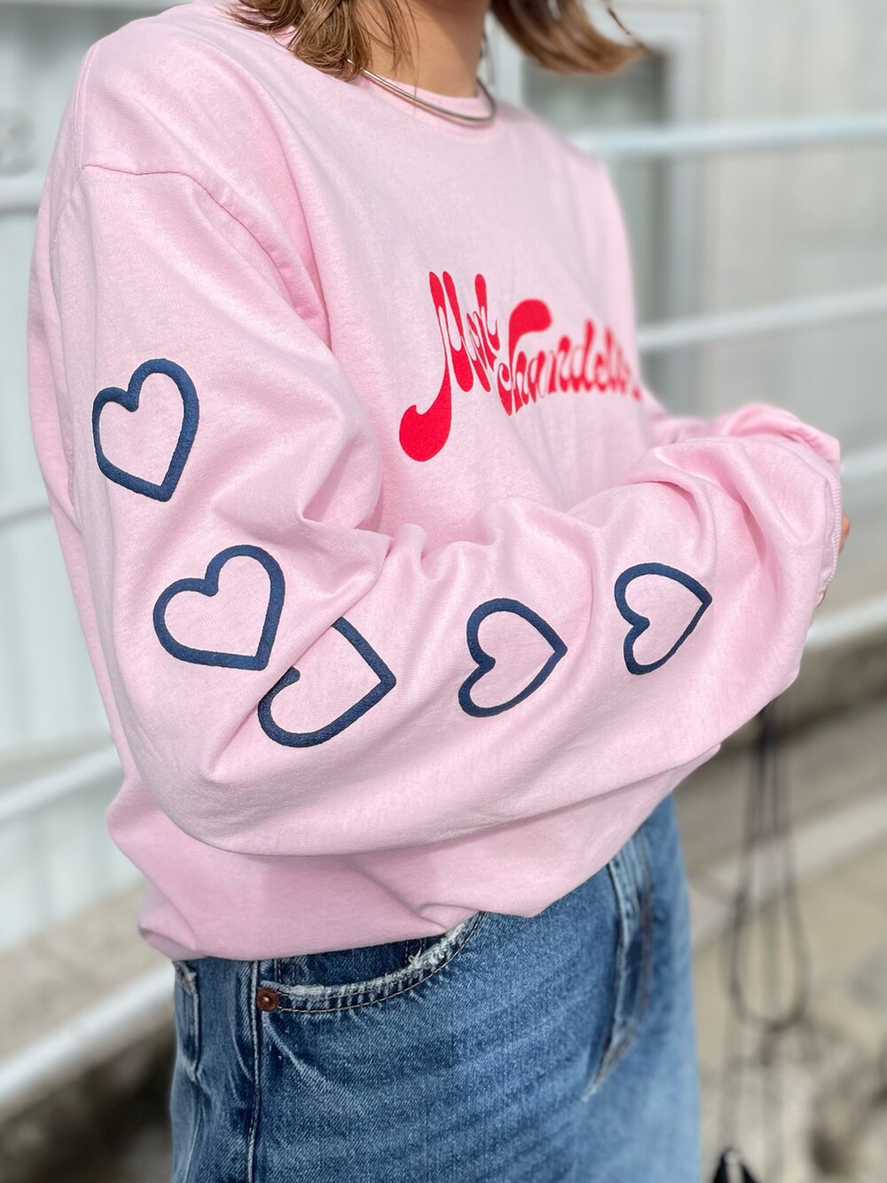 「ロンT、ロゴT、Gildan、春服、春コーデ、春服みてみて、カジュアル、デニムコーデ、スニーカーコーデ、休日スタイル、シンプルコーデ、ピンク、ハート、パステルカラー、ピンクコーデ」｜「mi via locaのGILDAN 袖ハート発泡ロゴロンT 【PT NO. MVL030 ※2A】（Tシャツ/カットソー、ピンク系）」を使った、cocoさん（レディース・154cm）の春コーディネートの5枚目の写真