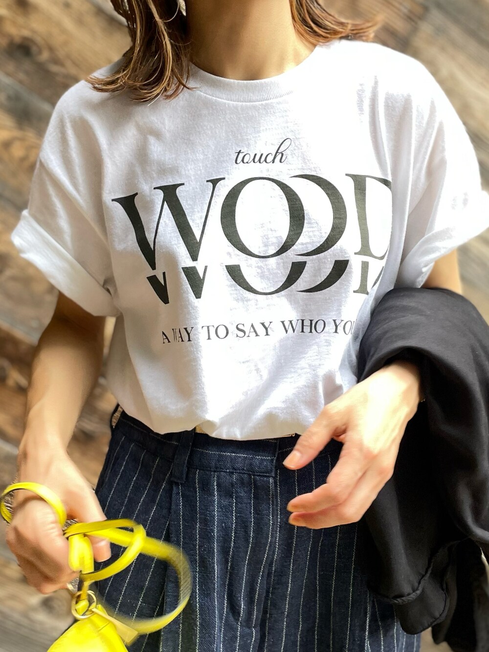 ホワイト系のTシャツ/カットソー、ブラック系のシャツ/ブラウス、ブラック系のスニーカーを着用したレディースの夏コーディネートの3枚目の写真