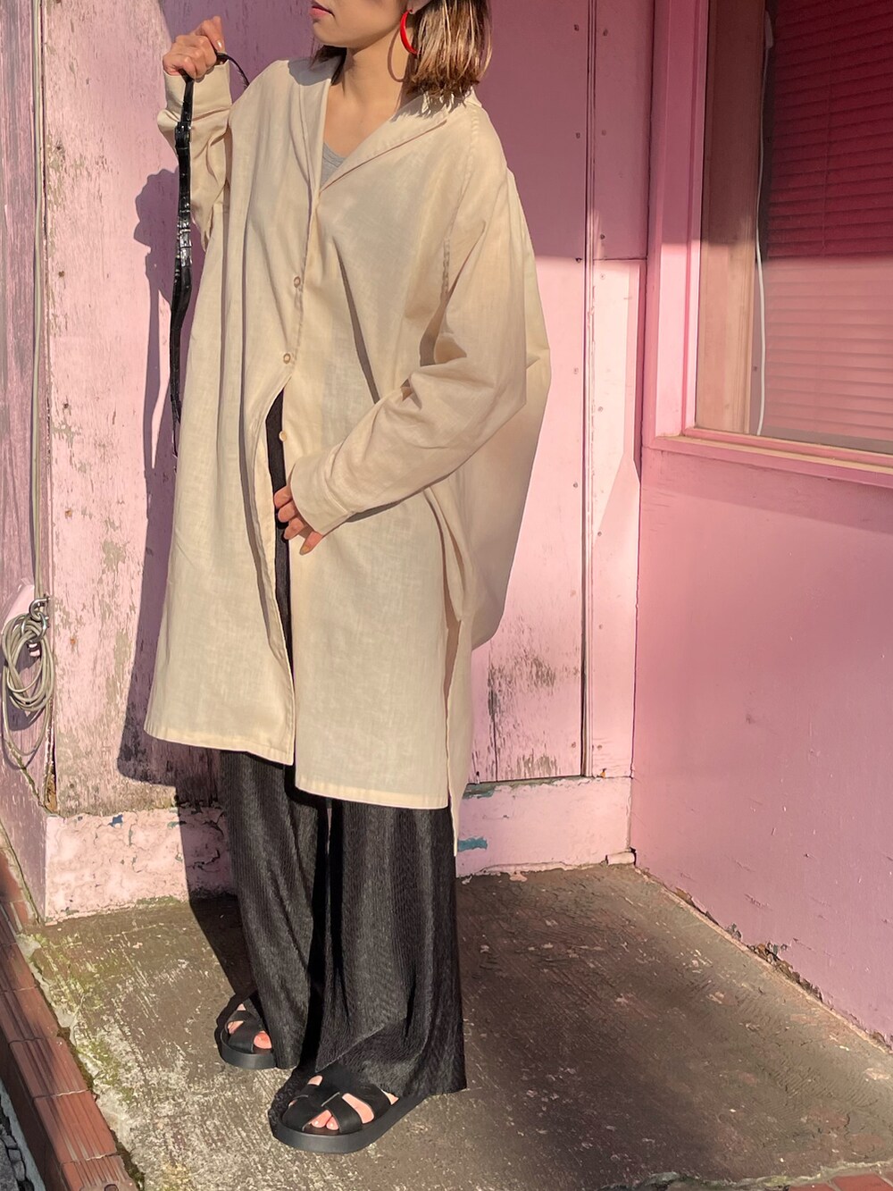 ベージュ系のシャツ/ブラウス、ブラック系のその他パンツを着用したレディースの春コーディネートの4枚目の写真