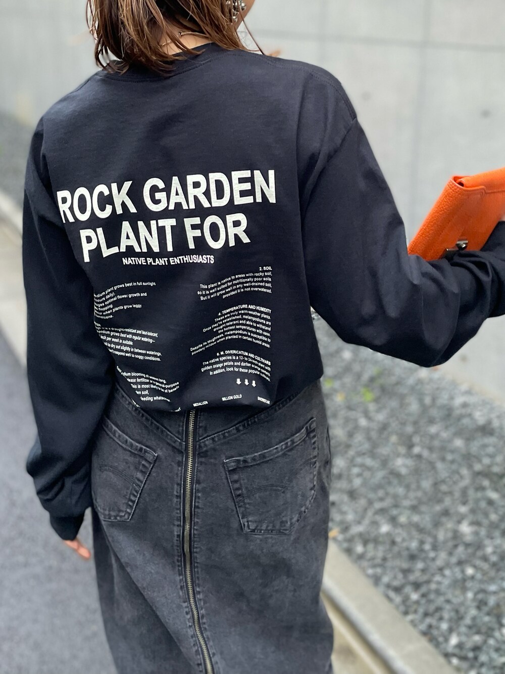 「春服みてみて、春コーデ、カジュアル、カジュアルコーデ、ロンT、ロゴT、ロゴロンT、休日スタイル、Gildan、mi via loca、mivialoca、モノトーン、ブラック」｜「mi via locaのGILDAN メランポジウムロゴロンT 【PT NO. MVL028 ※2A】（Tシャツ/カットソー、ブラック系）」を使った、cocoさん（レディース・154cm）の冬コーディネートの3枚目の写真