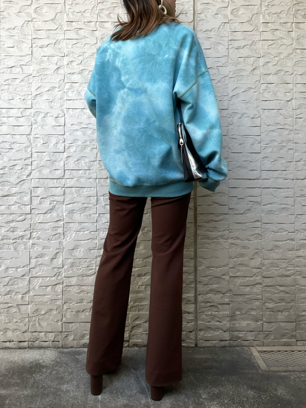 グリーン系のカーディガン/ボレロ、ブラウン系のその他パンツ、ブラウン系のタンクトップを着用したレディースの冬コーディネートの4枚目の写真