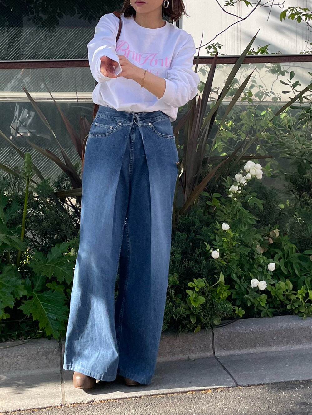 ホワイト系のTシャツ/カットソーを着用したレディースの春コーディネートの5枚目の写真