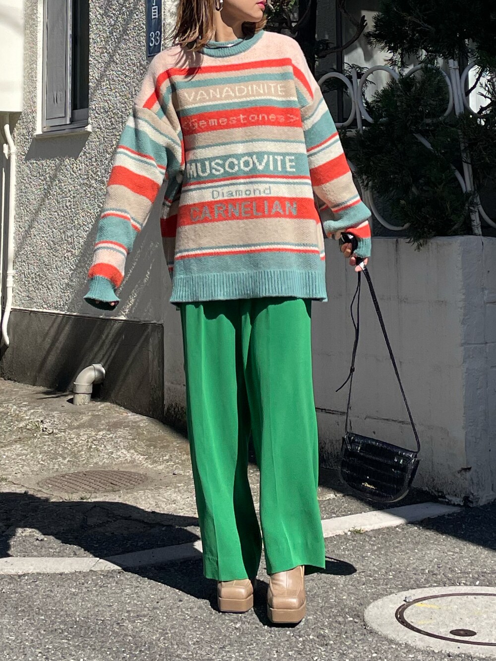 「ボーダー、ニット、マルチボーダー、カジュアル、休日スタイル、春のおしゃ見えテクニック、プチプラ、春色、春コーデ、ボーダーニット、ロゴニット、カラーコーデ、ビッグシルエット」｜「mi via locaのマルチボーダーロゴ BIGジャガードニット（ニット/セーター、オレンジ系）」を使った、cocoさん（レディース・154cm）の春コーディネートの5枚目の写真