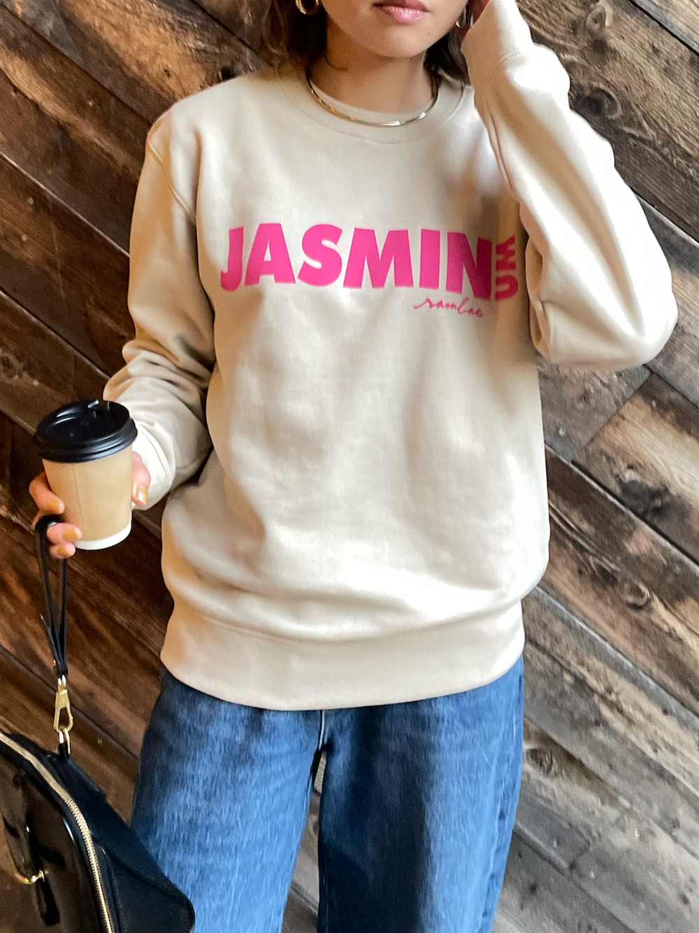 ベージュ系のスウェット、ブルー系のデニムパンツを着用したレディースの冬コーディネートの3枚目の写真