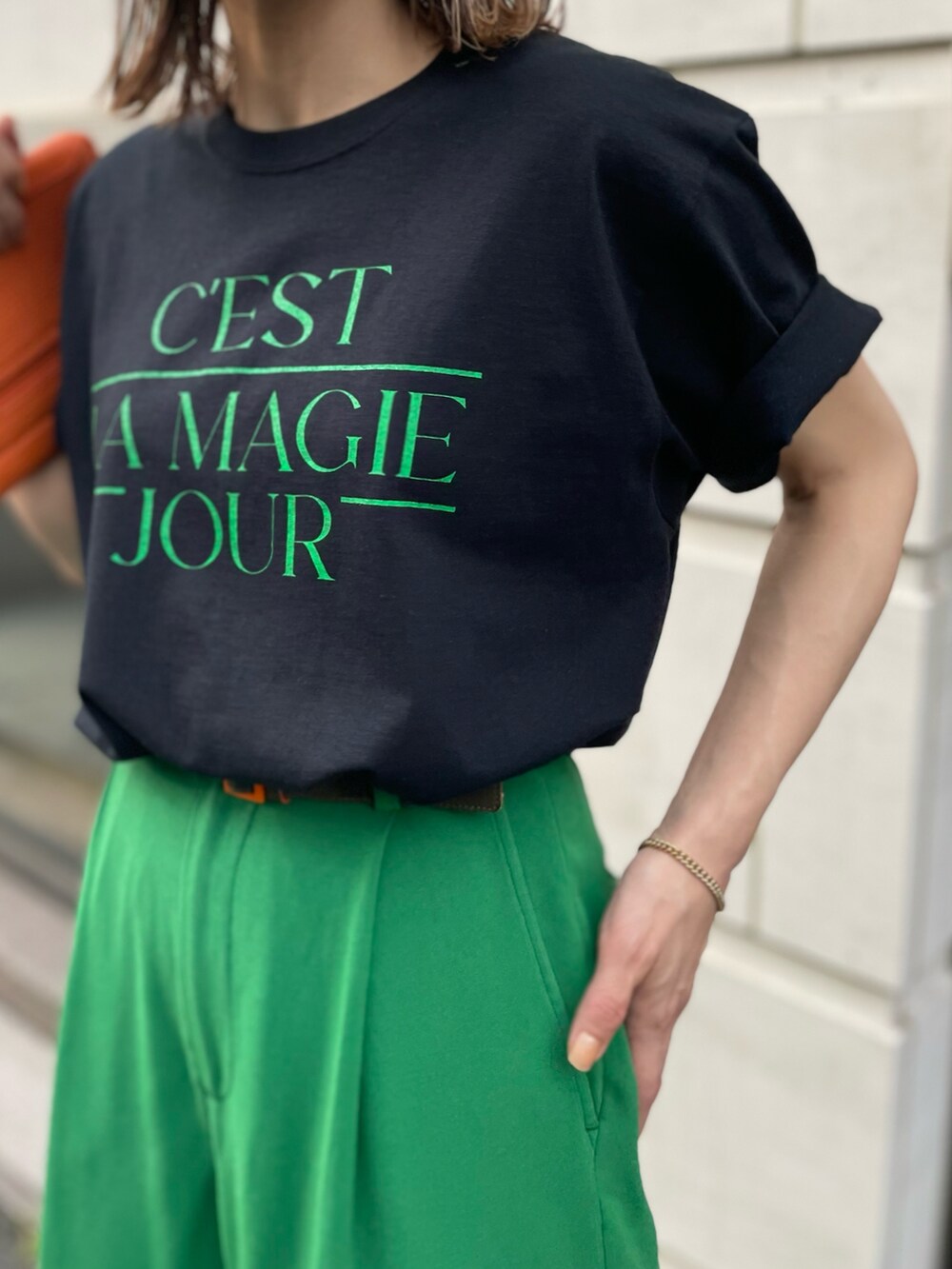 ブラック系のTシャツ/カットソーを着用したレディースの春コーディネートの2枚目の写真