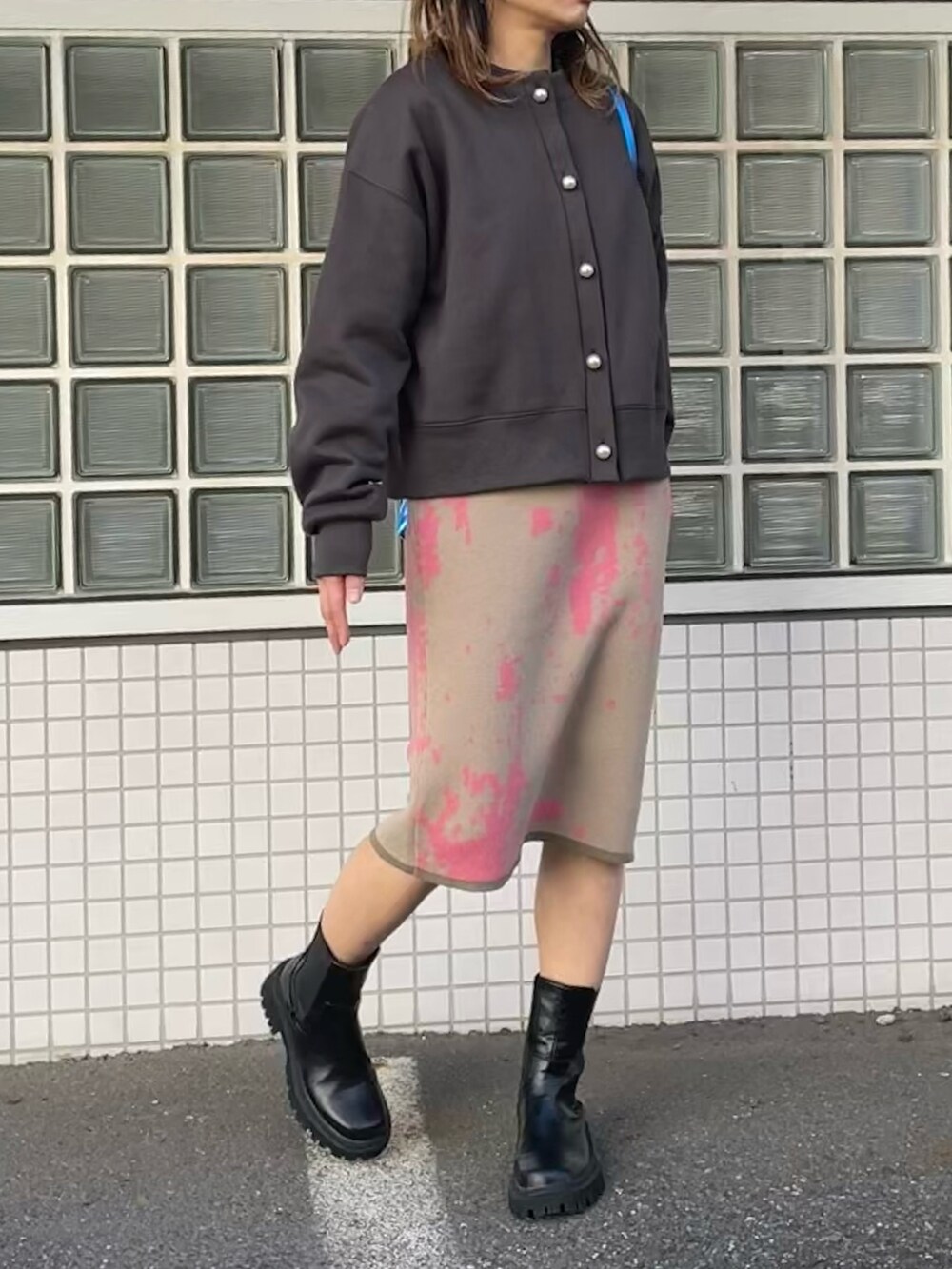 「ボアフリース、柄スカート、柄ニット、冬コーデ、パールボタン、パール付きトップス、ロゴスウェット、キカガク柄、mi via loca、休日スタイル、ニット、ニットスカート」｜「mi via locaのパールボタン 【裏ボア】スウェット ２WAYロゴカーディガン（スウェット、ブラック系）」を使った、cocoさん（レディース・154cm）の冬コーディネートの3枚目の写真