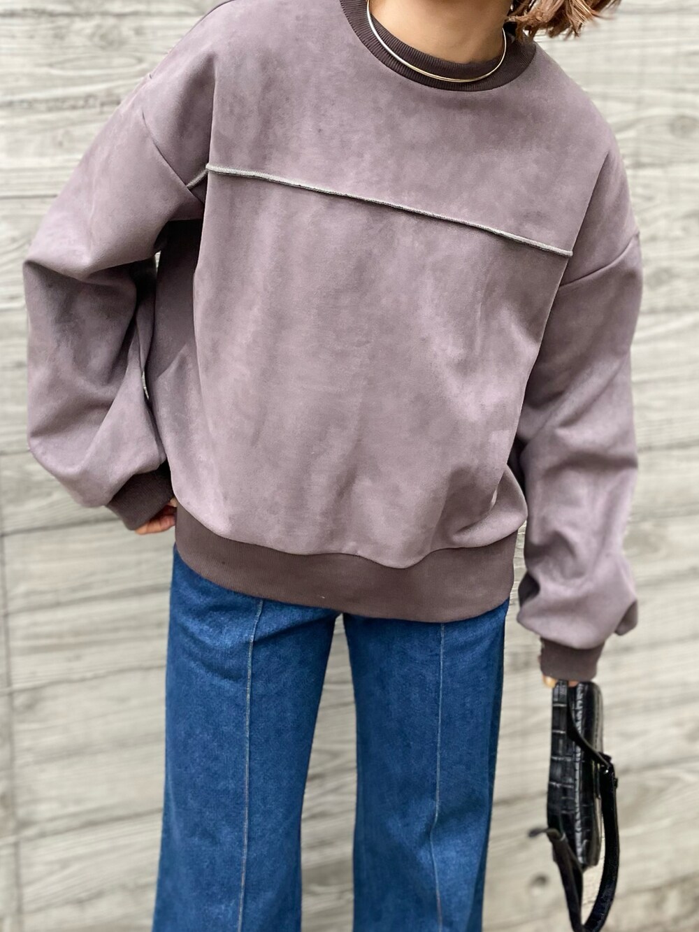 グレー系のスウェット、グリーン系のベストを着用したレディースの秋コーディネートの3枚目の写真