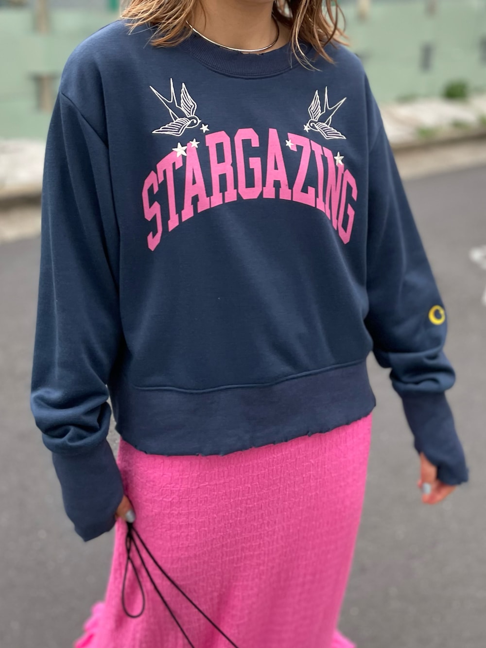 「春コーデ、春色、スウェット、春服みてみて、カジュアルコーデ、カジュアル、休日スタイル、mivialoca、mi via loca、ロゴスウェット、スニーカーコーデ、ピンクコーデ」｜「mi via locaのVintageライク ダメージ加工 刺繍×ロゴプリント裏毛スウェット（スウェット、ブルー系）」を使った、cocoさん（レディース・154cm）の春コーディネートの3枚目の写真