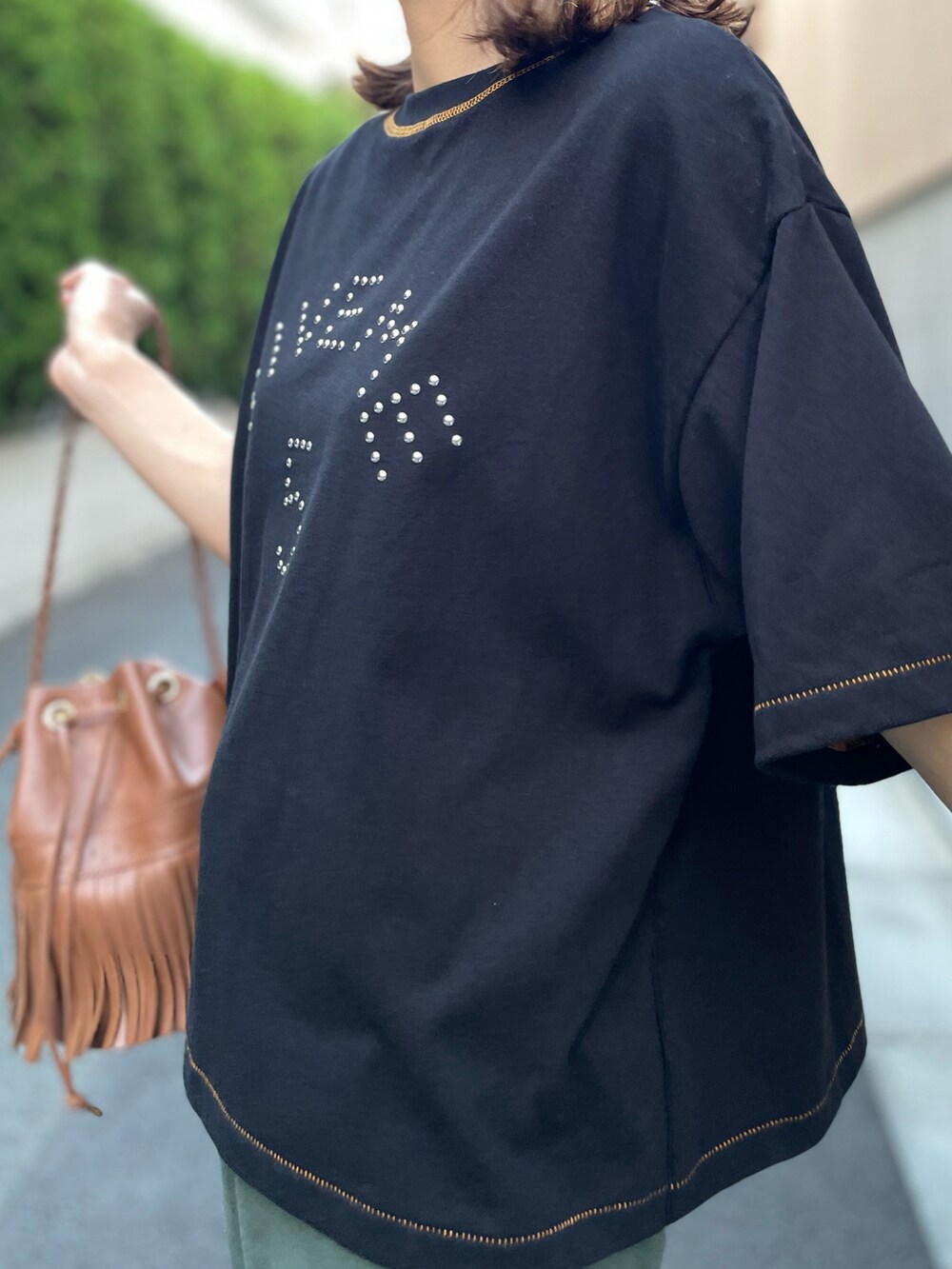 ブラック系のTシャツ/カットソーを着用したレディースの夏コーディネートの3枚目の写真