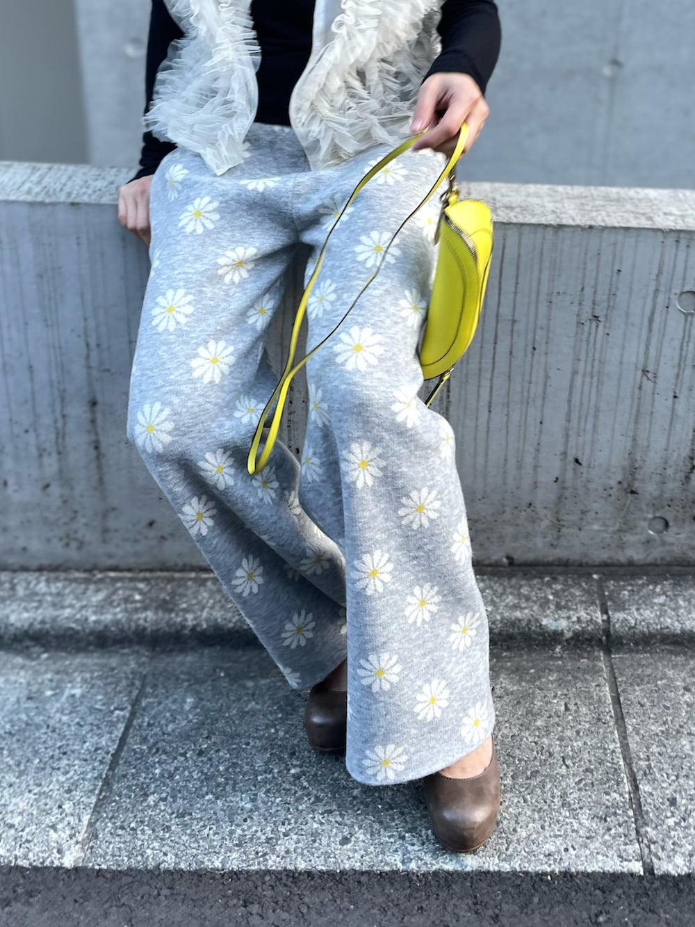 「春コーデ、レイヤードスタイル、花柄、イージーパンツ、カジュアル、休日スタイル、淡色コーデ、チュールベスト、シアートップス、チュール、春のNewスタイル、大人カジュアル、ベスト、お出かけコーデ、モノトーン」｜「mi via locaのスウェットライク デイジー柄ジャガードパンツ（その他パンツ、グレー系）」を使った、cocoさん（レディース・154cm）の春コーディネートの2枚目の写真