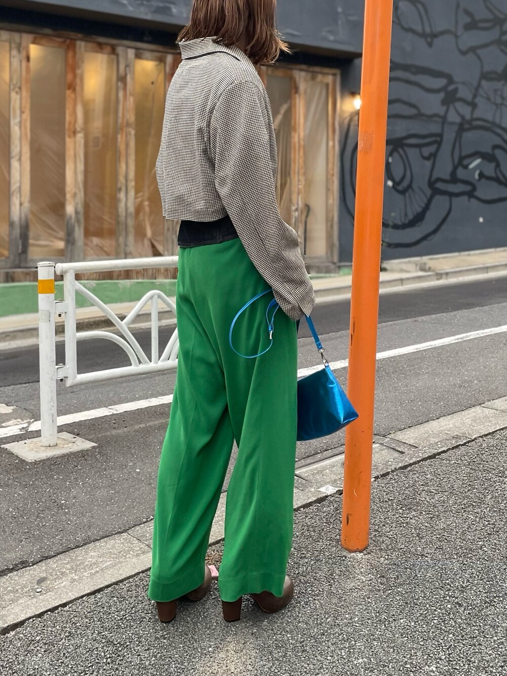 ホワイト系のテーラードジャケット、ブラック系のTシャツ/カットソーを着用したレディースの春コーディネートの4枚目の写真