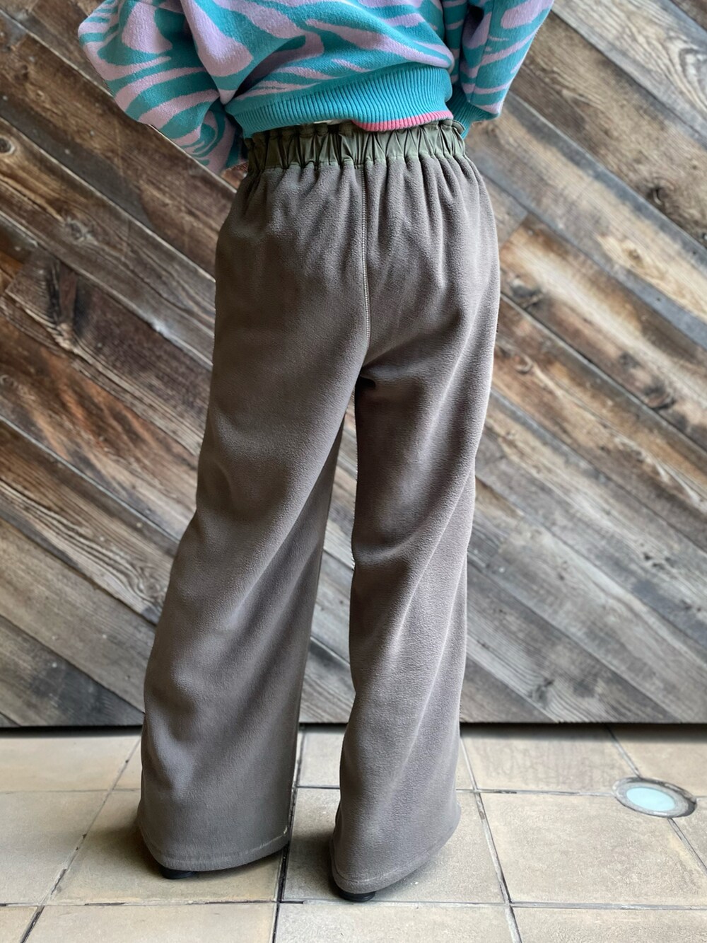 グレー系のその他パンツ、ブルー系のカーディガン/ボレロ、ホワイト系のTシャツ/カットソーを着用したレディースの冬コーディネートの3枚目の写真