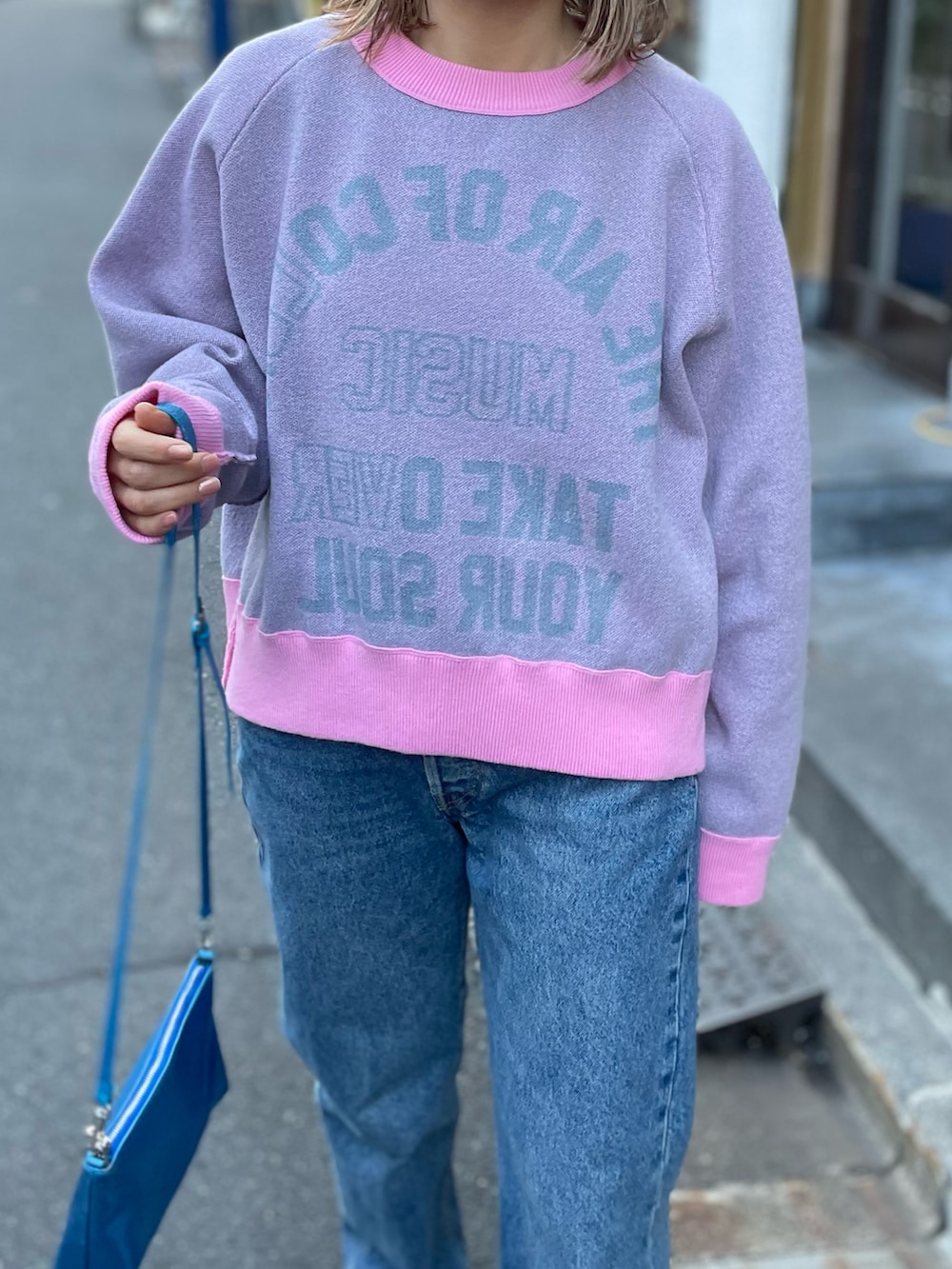 「ピンクコーデ、ピンク、春のNewスタイル、カジュアル、休日スタイル、ニット、ビッグシルエット、デニムコーデ、春コーデ、春色、スニーカーコーデ、mi via loca、mivialoca」｜「mi via locaの【2WAY】スウェットライク ラグラン カレッジロゴ ジャガードニット（ニット/セーター、ピンク系）」を使った、cocoさん（レディース・154cm）の春コーディネートの5枚目の写真