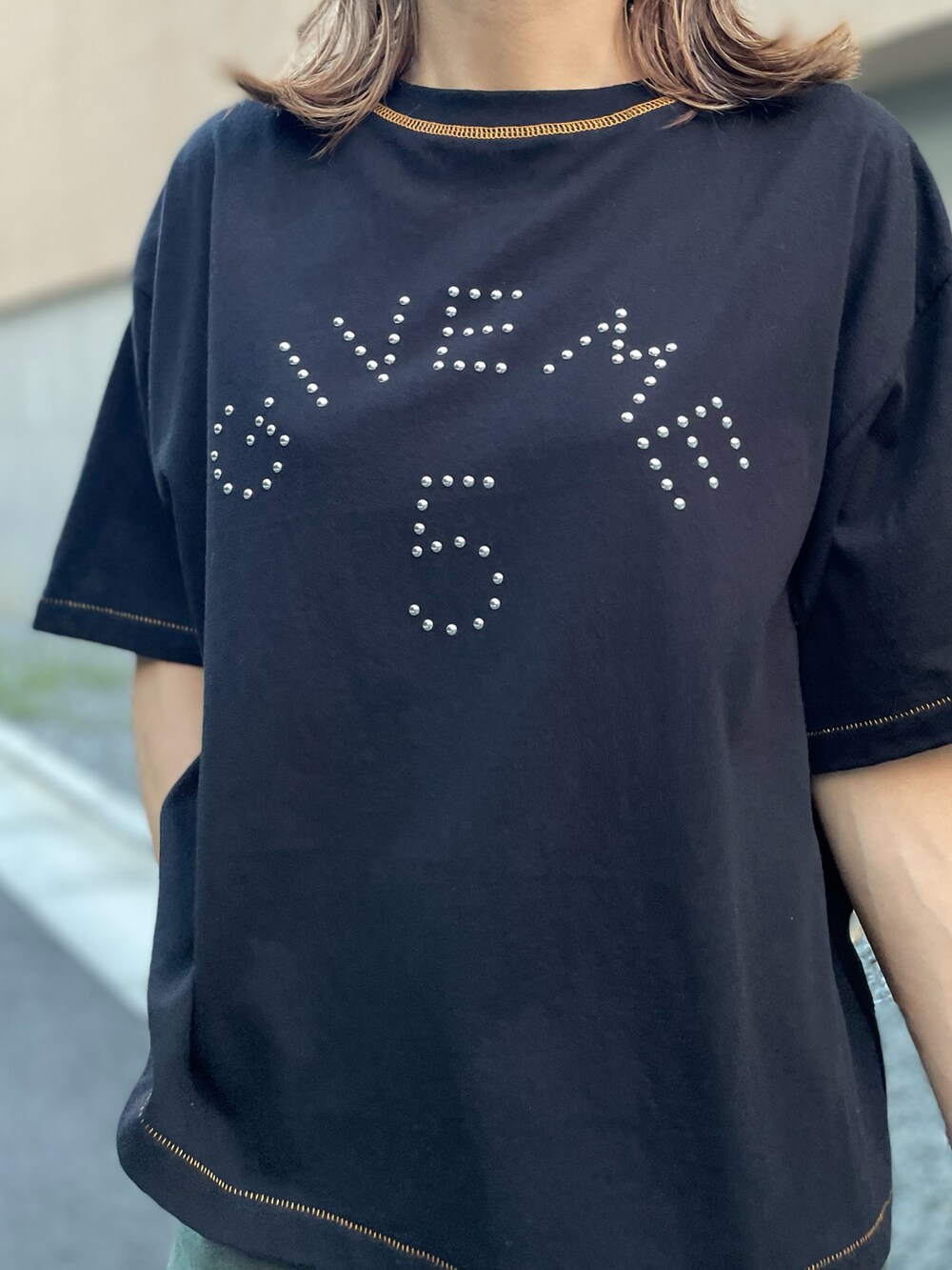 ブラック系のTシャツ/カットソーを着用したレディースの夏コーディネートの2枚目の写真