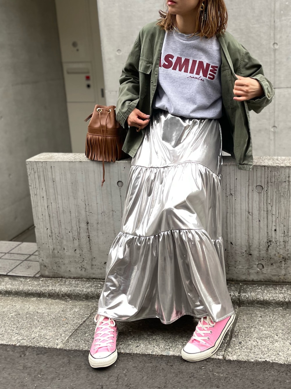 「春のNewスタイル、カジュアル、休日スタイル、ロンT、Gildan、mi via loca、mivialoca、ピンクコーデ、メタリックスカート、シルバー、大人カジュアル、スニーカーコーデ、低身長、春コーデ、韓国ファッション」｜「mi via locaのGILDAN ジャスミンロゴロンT 【PT NO. MVL005】（Tシャツ/カットソー、グレー系）」を使った、cocoさん（レディース・154cm）の春コーディネートの2枚目の写真