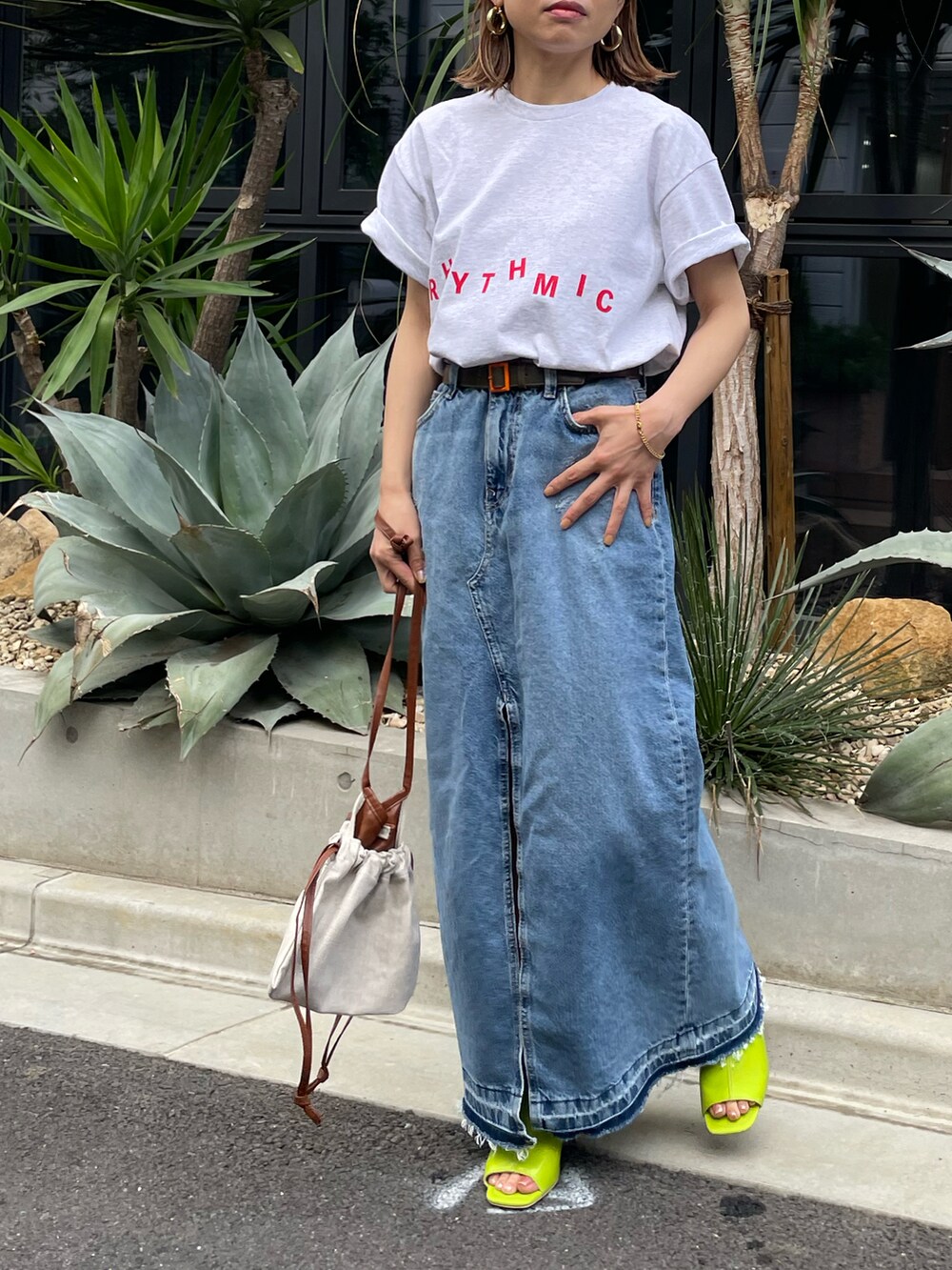 ベージュ系のTシャツ/カットソー、ブルー系のデニムスカートを着用したレディースの春コーディネートの5枚目の写真