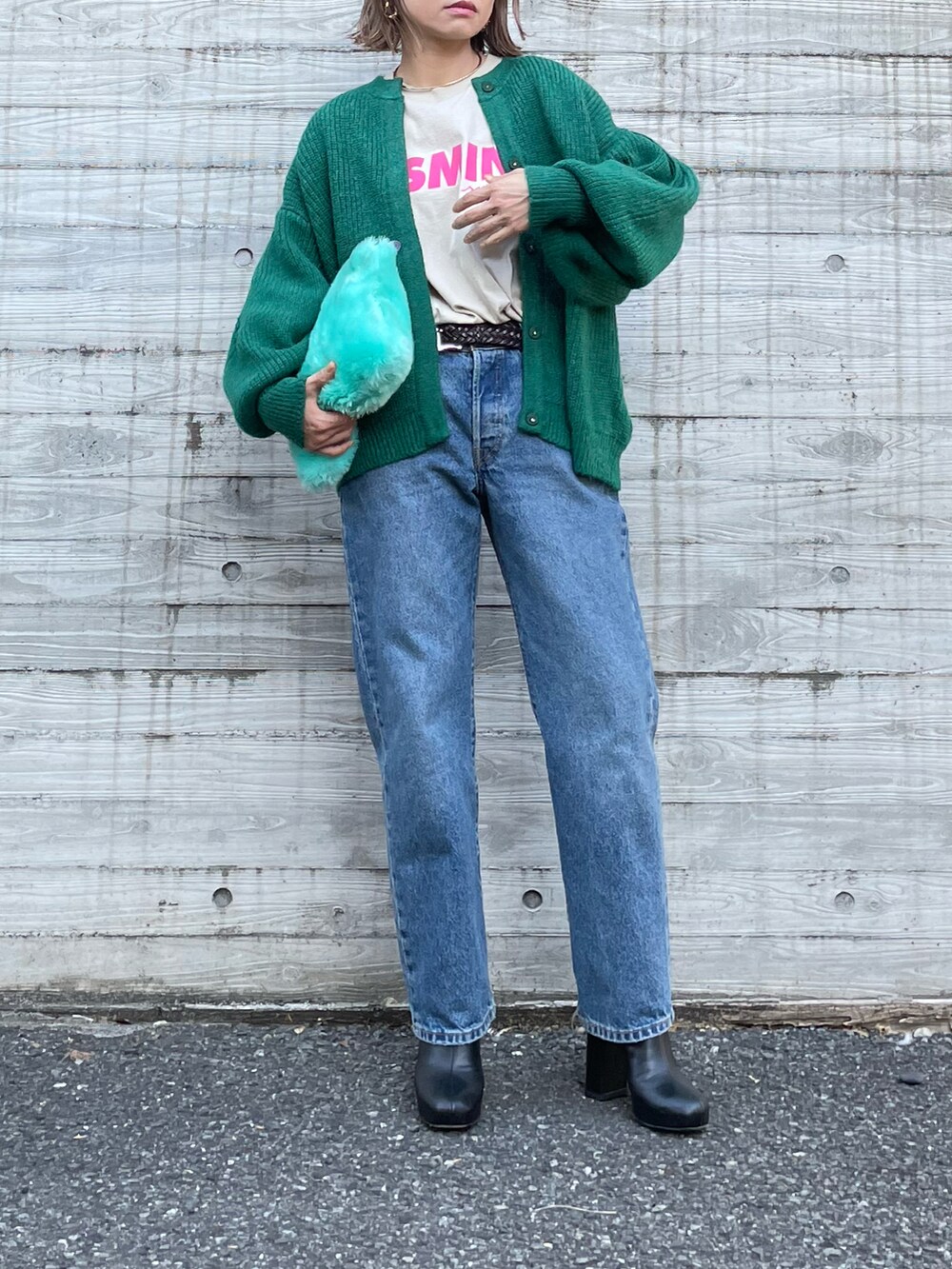 グリーン系のカーディガン/ボレロ、ベージュ系のTシャツ/カットソーを着用したレディースの秋コーディネートの2枚目の写真