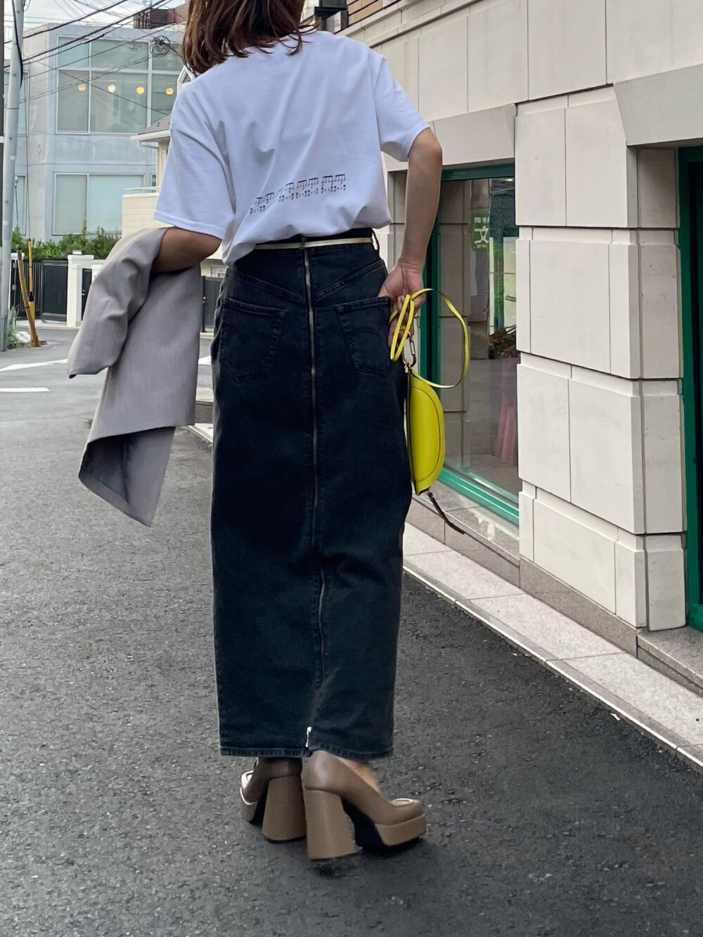 ホワイト系のTシャツ/カットソー、ホワイト系のTシャツ/カットソーを着用したレディースの秋コーディネートの5枚目の写真