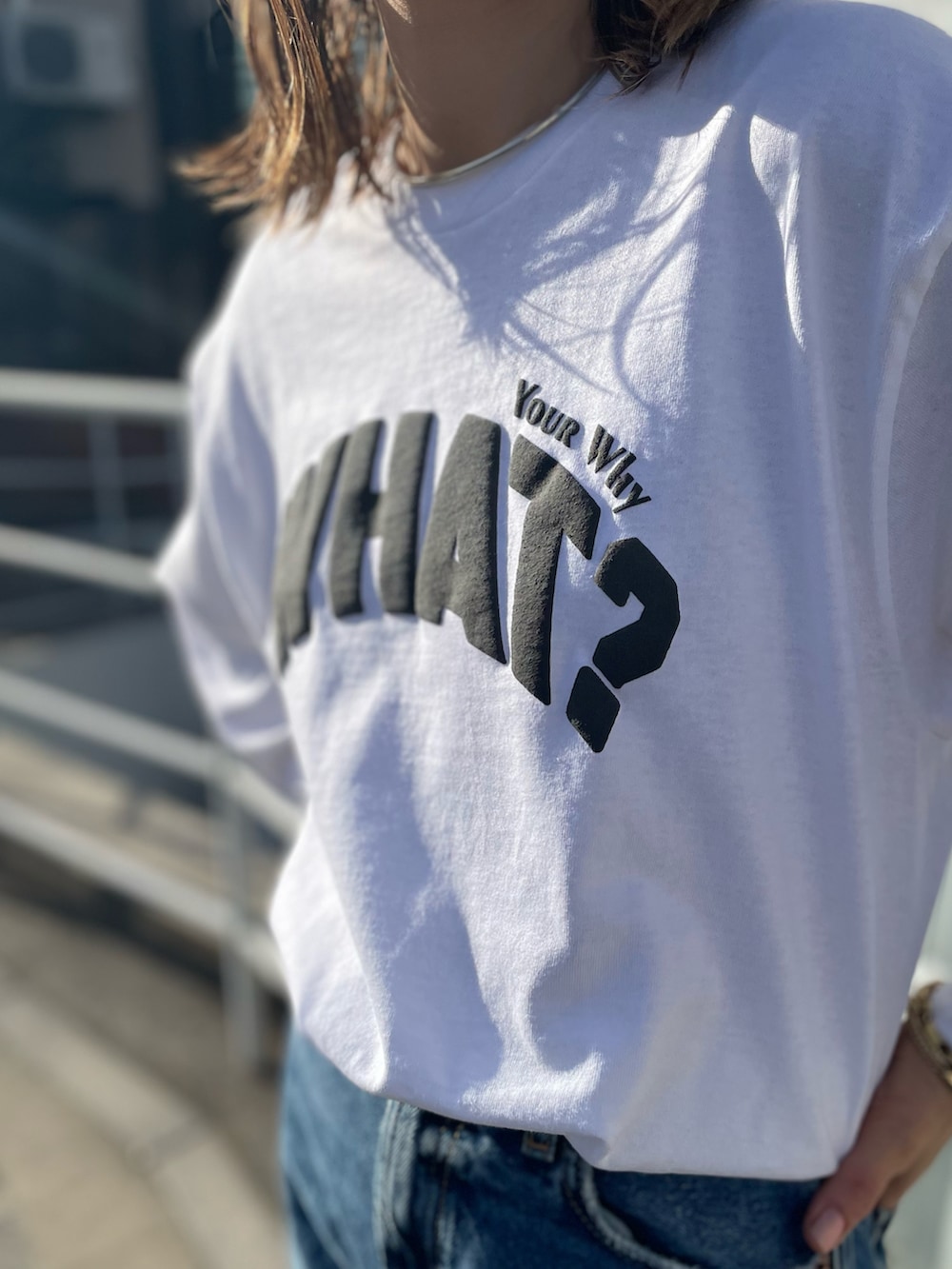 「ロンT、ロゴT、シンプルコーデ、カジュアル、休日スタイル、春夏コーデ、NIKE AIR MAX KOKO、mi via loca、mivialoca」｜「mi via locaのGILDAN 発泡プリント WHAT?ロゴロンT【PT NO. MVL036 ※2A】（Tシャツ/カットソー、ホワイト系）」を使った、cocoさん（レディース・154cm）の春コーディネートの4枚目の写真