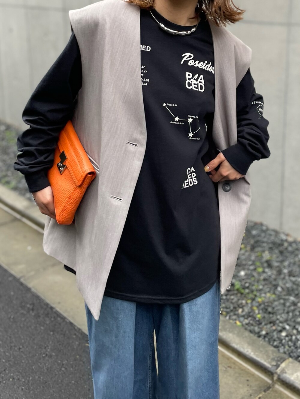 「ロンT、ロゴT、カジュアル、カジュアルコーデ、レイヤードスタイル、休日スタイル、デニムコーデ、モノトーン、mivialoca、mi via loca、春コーデ、春服みてみて、Gildan」｜「mi via locaのGILDAN カシオペアロゴロンT 【PT NO. MVL029 ※2A】（Tシャツ/カットソー、ブラック系）」を使った、cocoさん（レディース・154cm）の春コーディネートの3枚目の写真