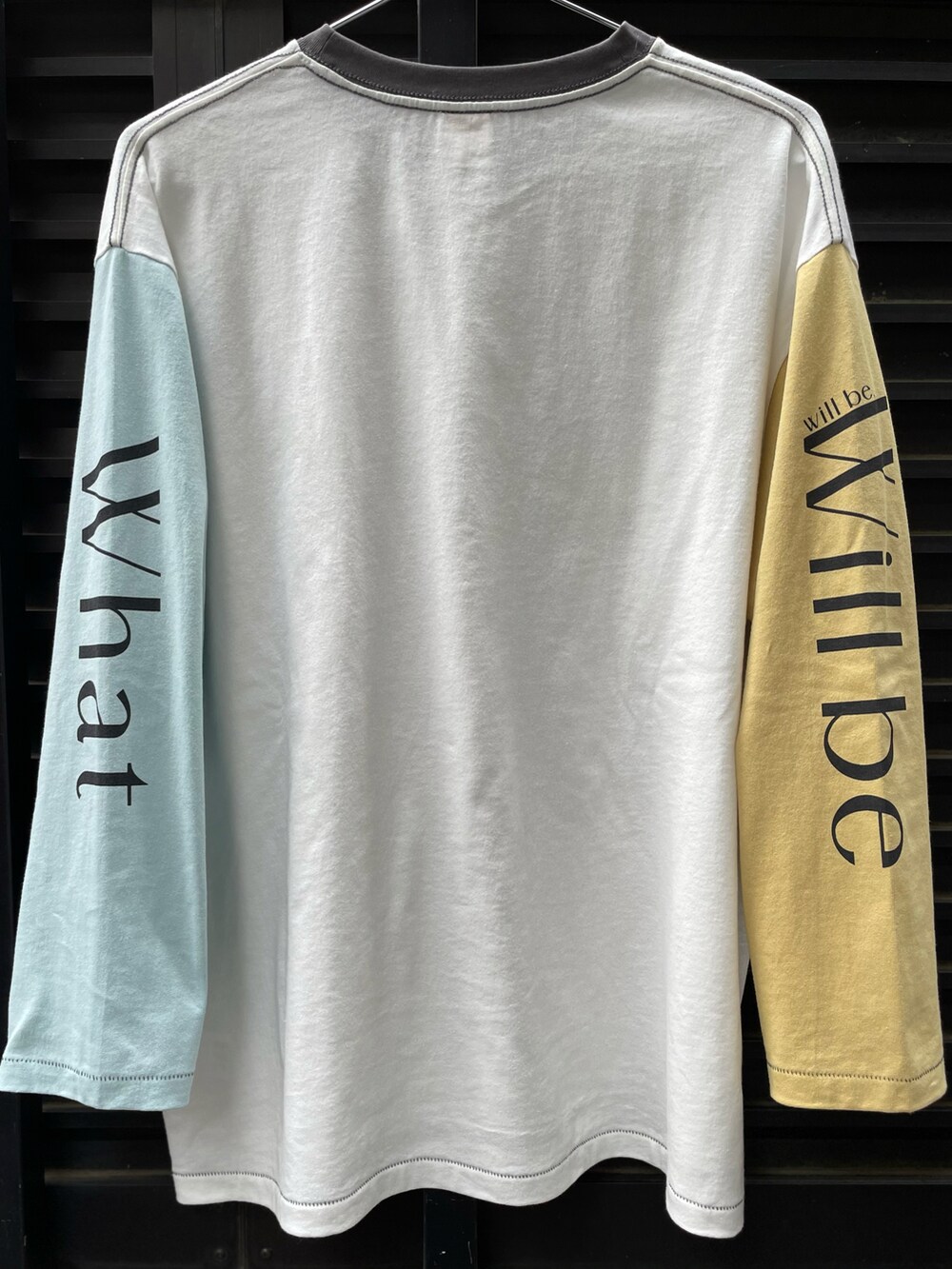 ホワイト系のTシャツ/カットソー、ブラック系のスニーカーを着用したレディースの春コーディネートの5枚目の写真