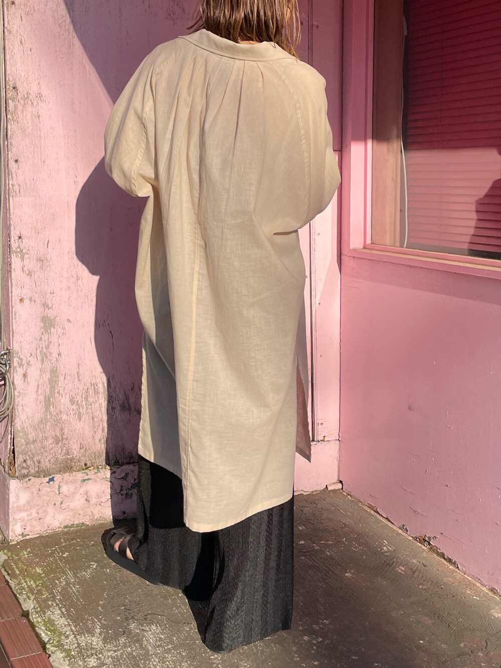 ベージュ系のシャツ/ブラウス、ブラック系のその他パンツを着用したレディースの春コーディネートの5枚目の写真