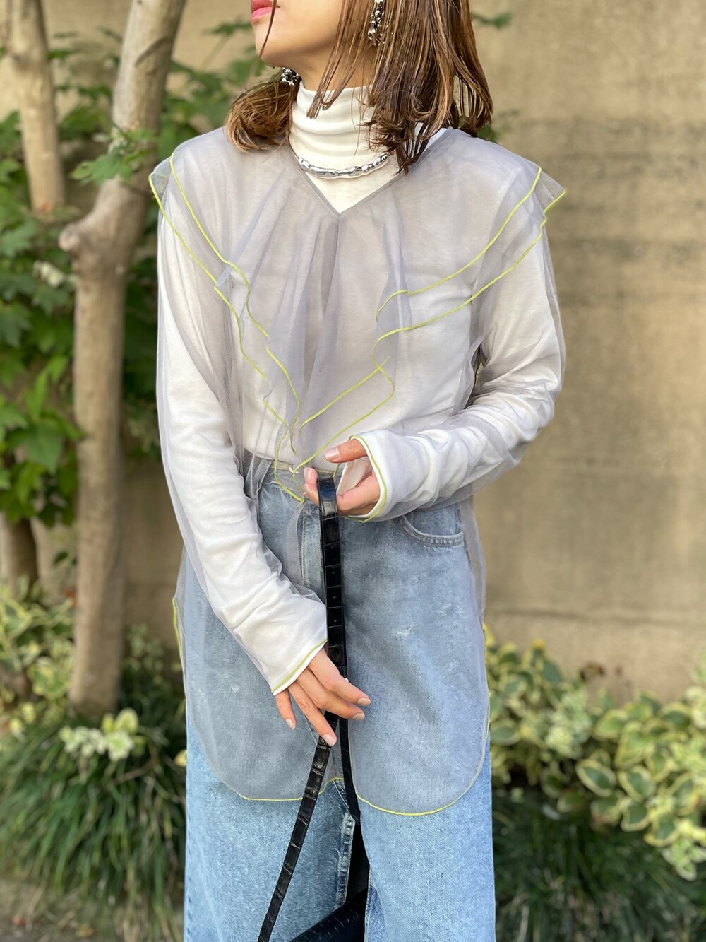 グレー系のシャツ/ブラウスを着用したレディースの秋コーディネートの2枚目の写真